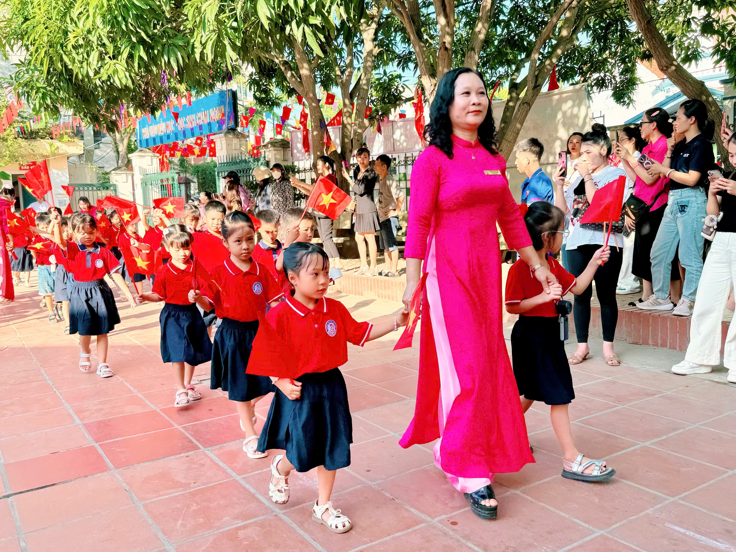 Học sinh khối lớp 1 - Trường Tiểu học Vạn Phúc vững tin bước vào năm học mới