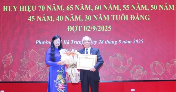 Chủ tịch Ủy ban MTTQ Việt Nam Thành phố Hà Nội Nguyễn Lan Hương trao Huy hiệu Đảng tại phường Hai Bà Trưng