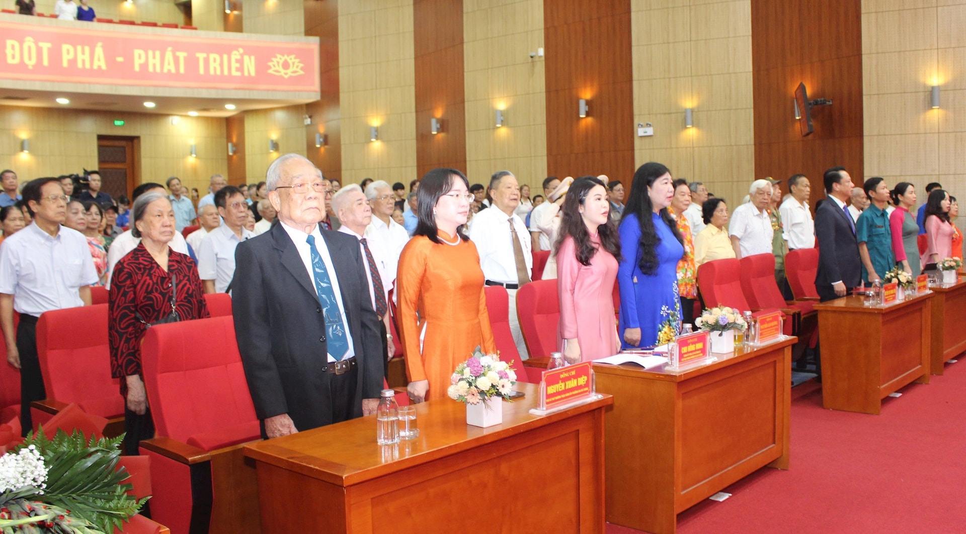 Chủ tịch Ủy ban MTTQ Việt Nam Thành phố Hà Nội Nguyễn Lan Hương trao Huy hiệu Đảng tại phường Hai Bà Trưng- Ảnh 1.