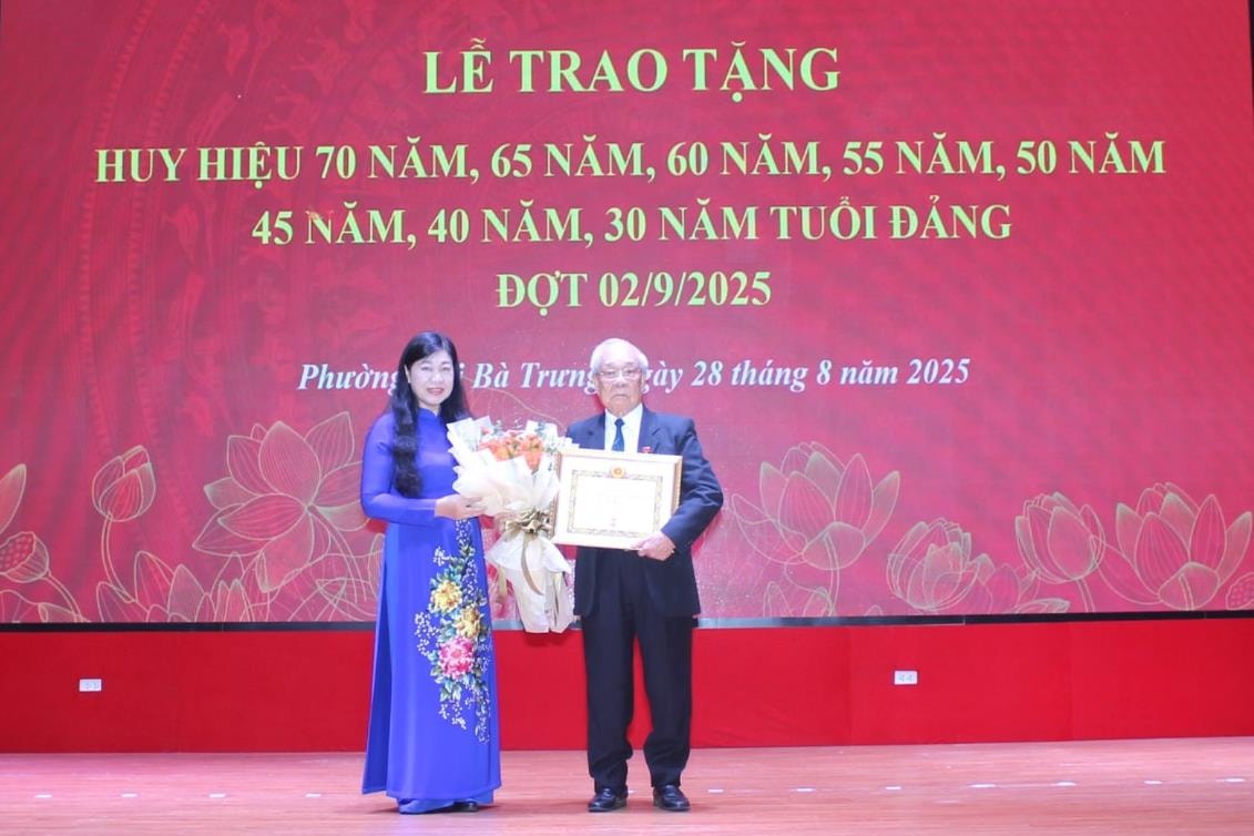 Chủ tịch Ủy ban MTTQ Việt Nam Thành phố Hà Nội Nguyễn Lan Hương trao Huy hiệu Đảng tại phường Hai Bà Trưng- Ảnh 2.