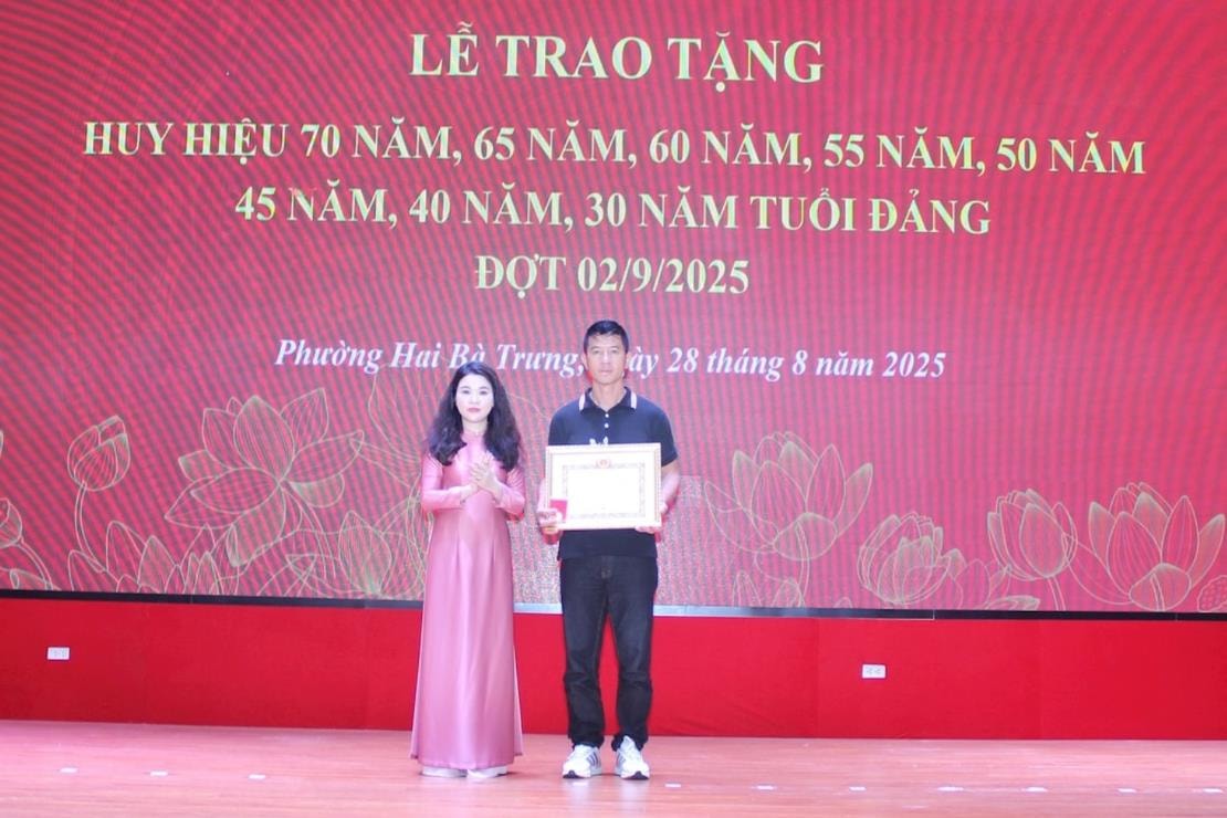 Chủ tịch Ủy ban MTTQ Việt Nam Thành phố Hà Nội Nguyễn Lan Hương trao Huy hiệu Đảng tại phường Hai Bà Trưng- Ảnh 3.