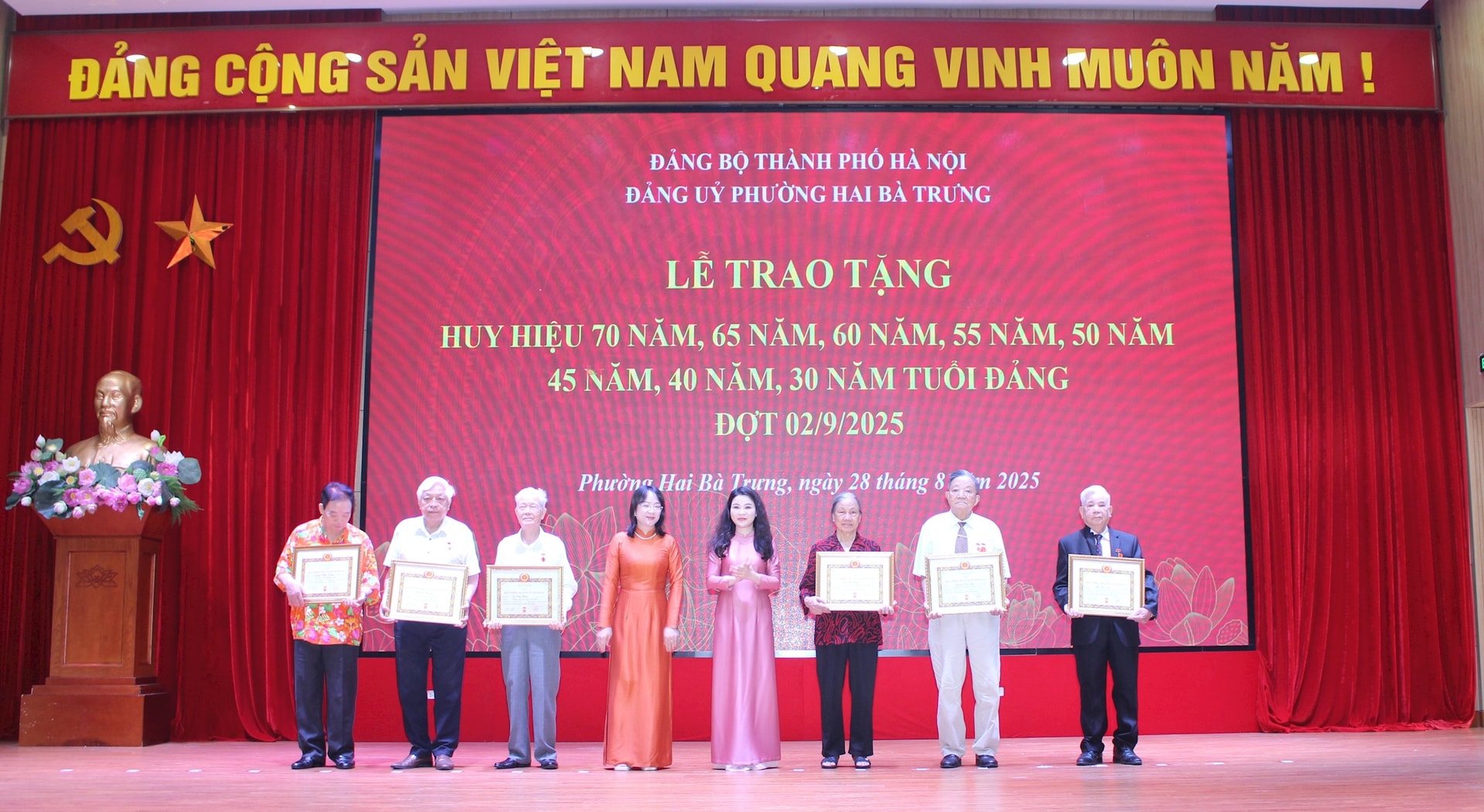 Chủ tịch Ủy ban MTTQ Việt Nam Thành phố Hà Nội Nguyễn Lan Hương trao Huy hiệu Đảng tại phường Hai Bà Trưng- Ảnh 4.
