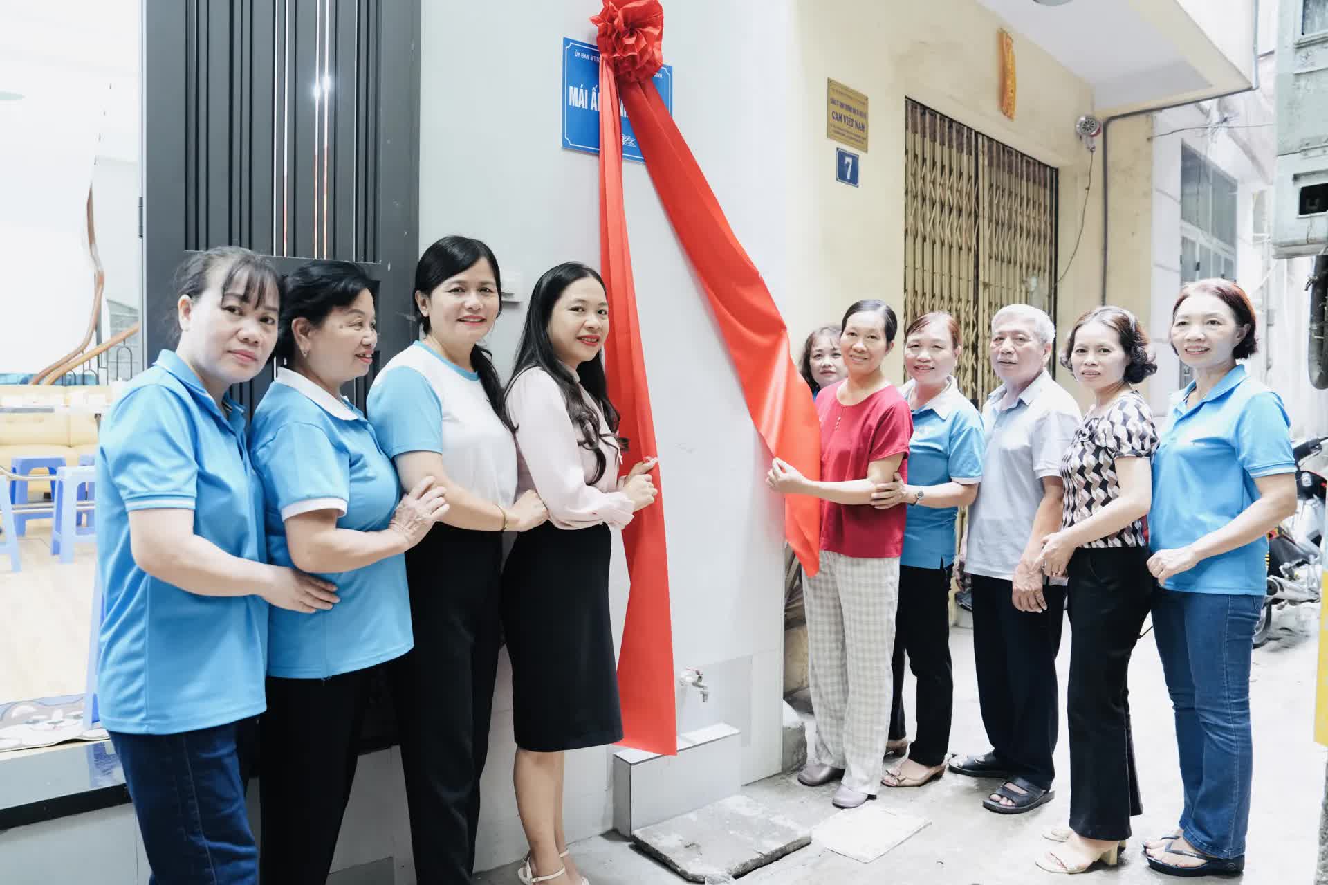 Khương Đình: Trao mái ấm tình thương cho gia đình có hoàn khó khăn- Ảnh 1.