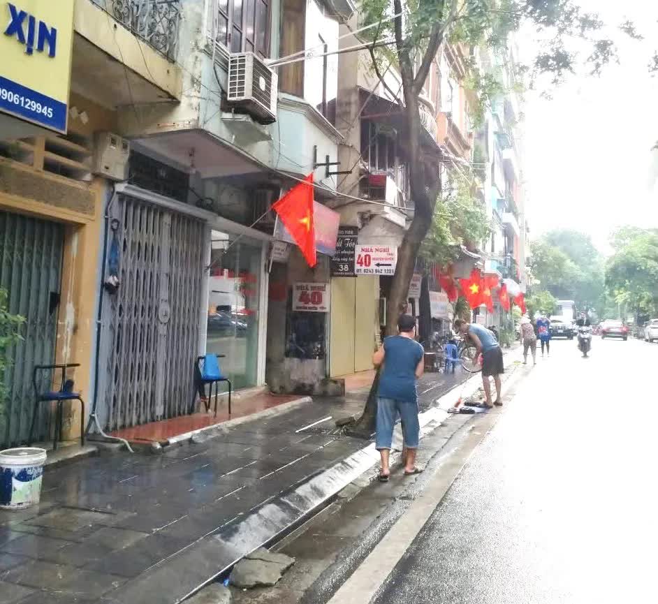 Phường Hai Bà Trưng: tăng tuyên truyền kết hợp xử phạt nghiêm để môi trường luôn sáng, xanh, đẹp.- Ảnh 7.