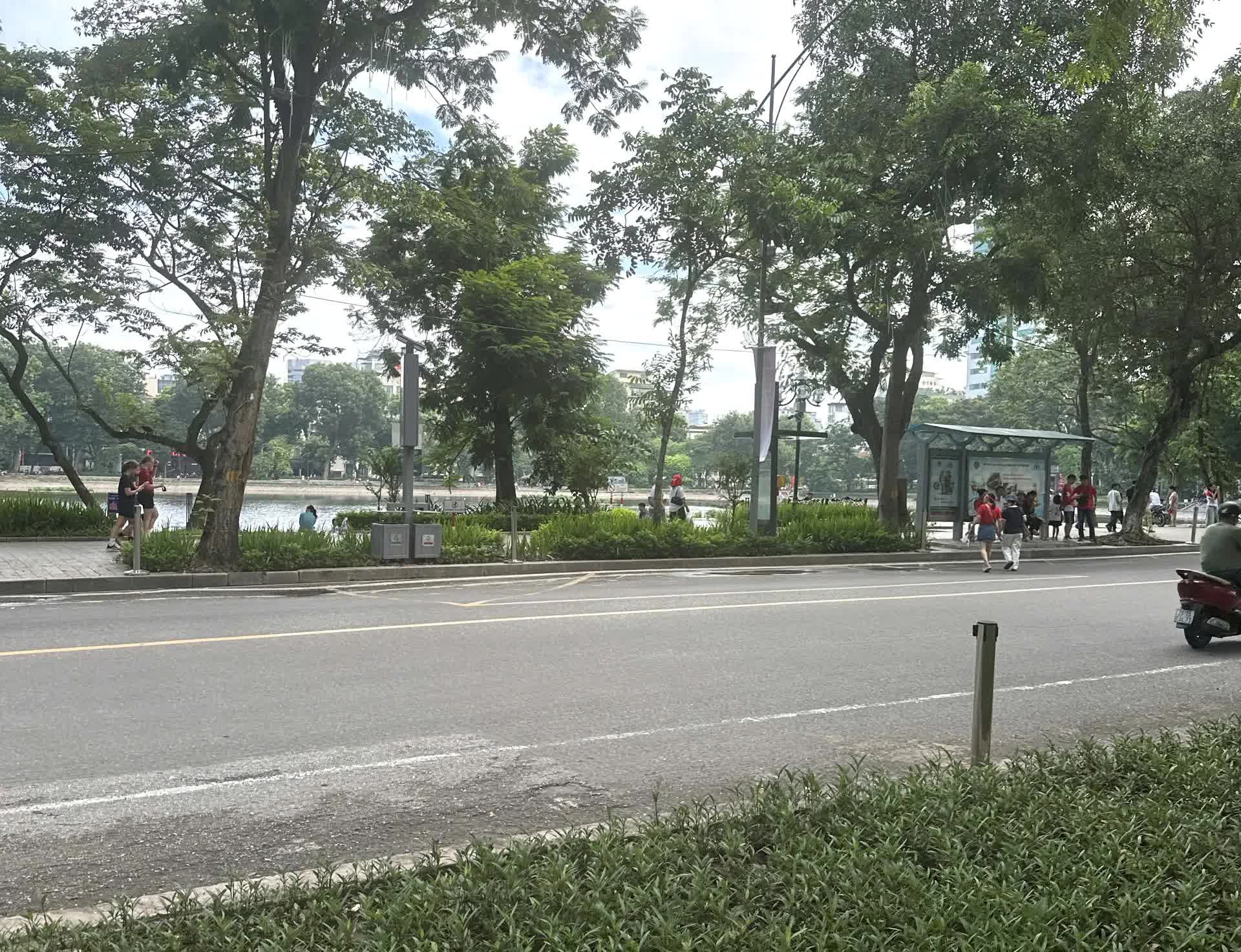 Phường Hai Bà Trưng: tăng tuyên truyền kết hợp xử phạt nghiêm để môi trường luôn sáng, xanh, đẹp.- Ảnh 6.