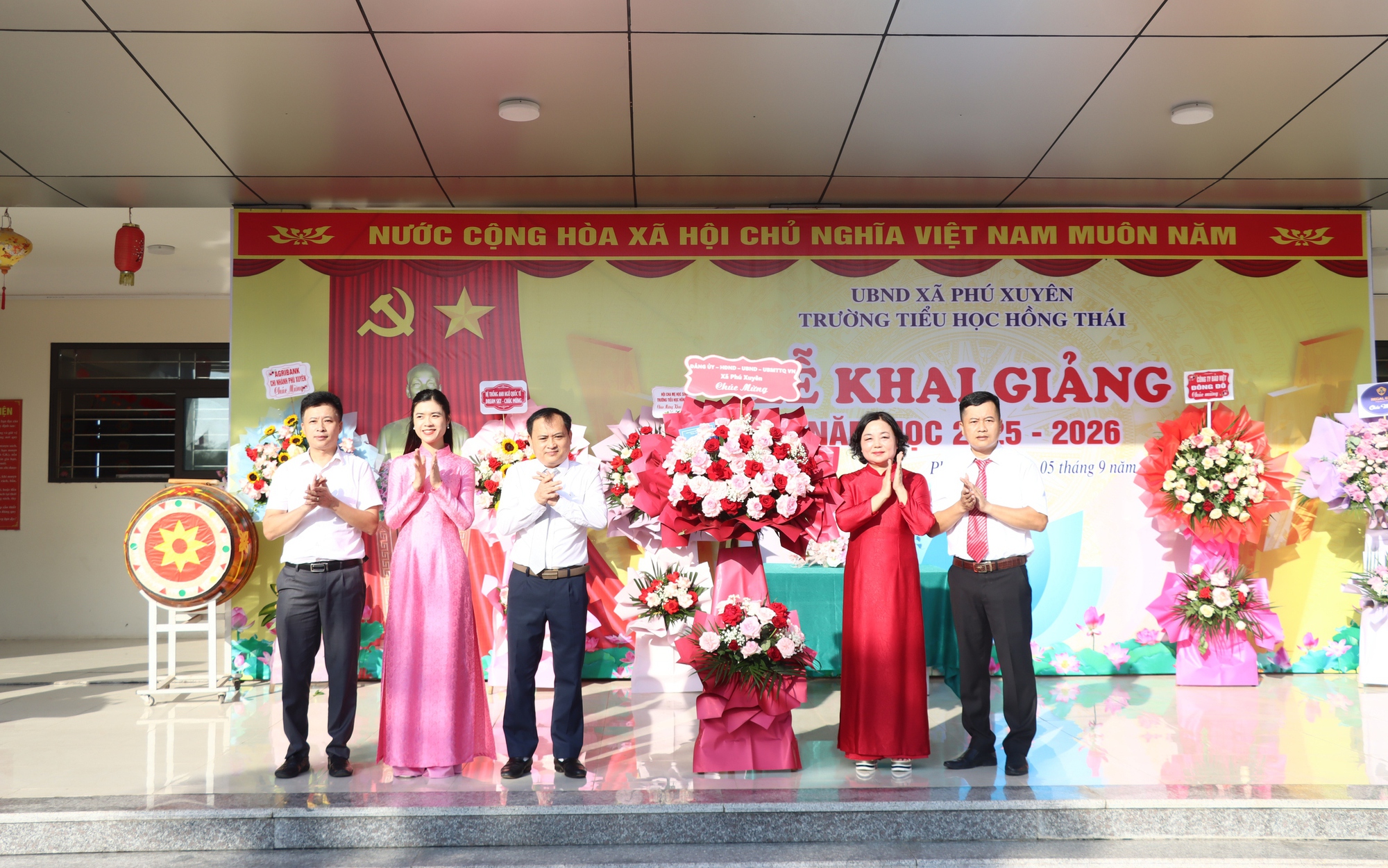 Đồng chí Chủ tịch UBND xã Phú Xuyên dự khai giảng tại Trường Tiểu học Hồng Thái
