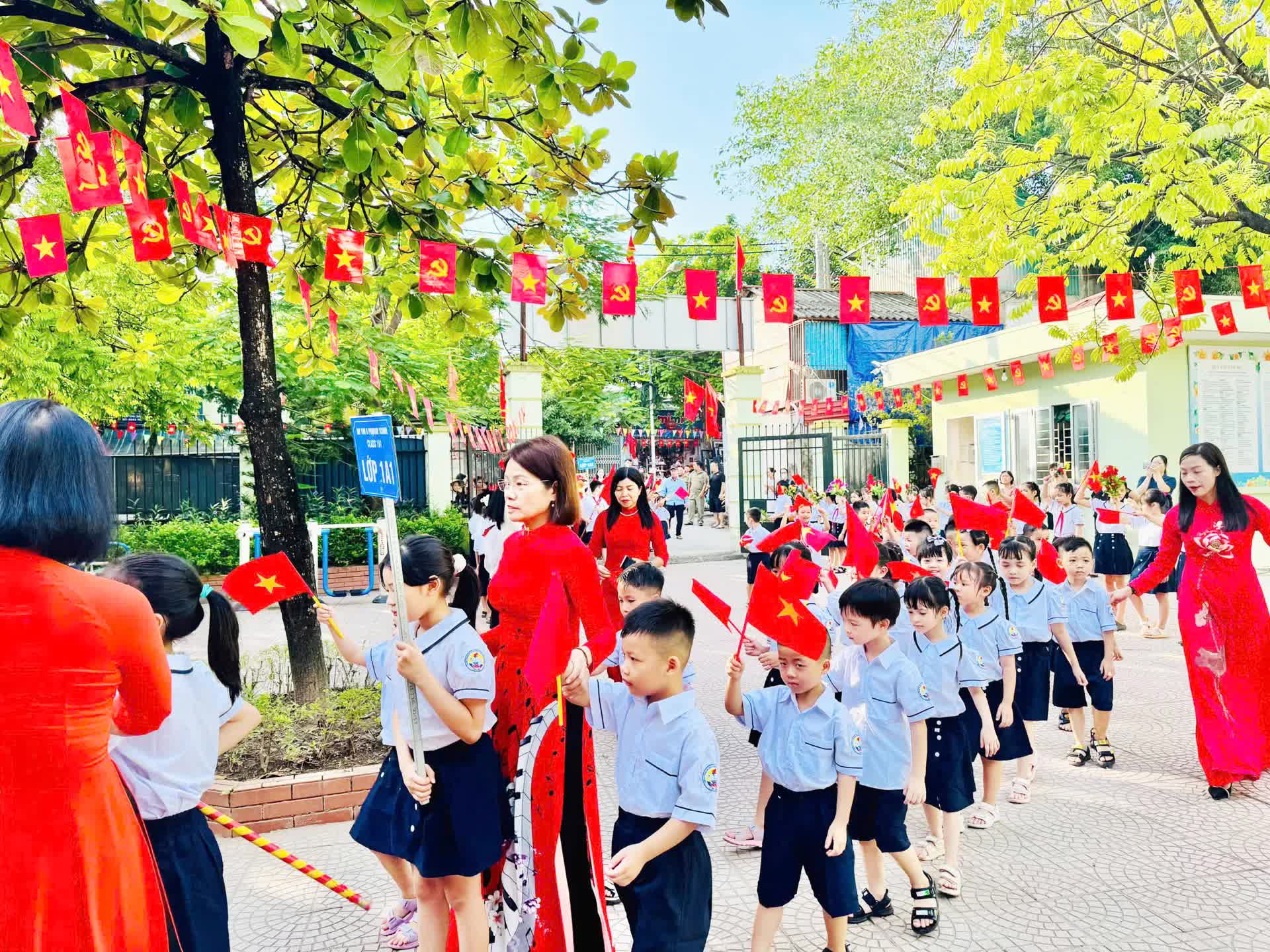 Hơn 8.000 học sinh phường Tây Tựu phấn khởi bước vào năm học mới- Ảnh 12.