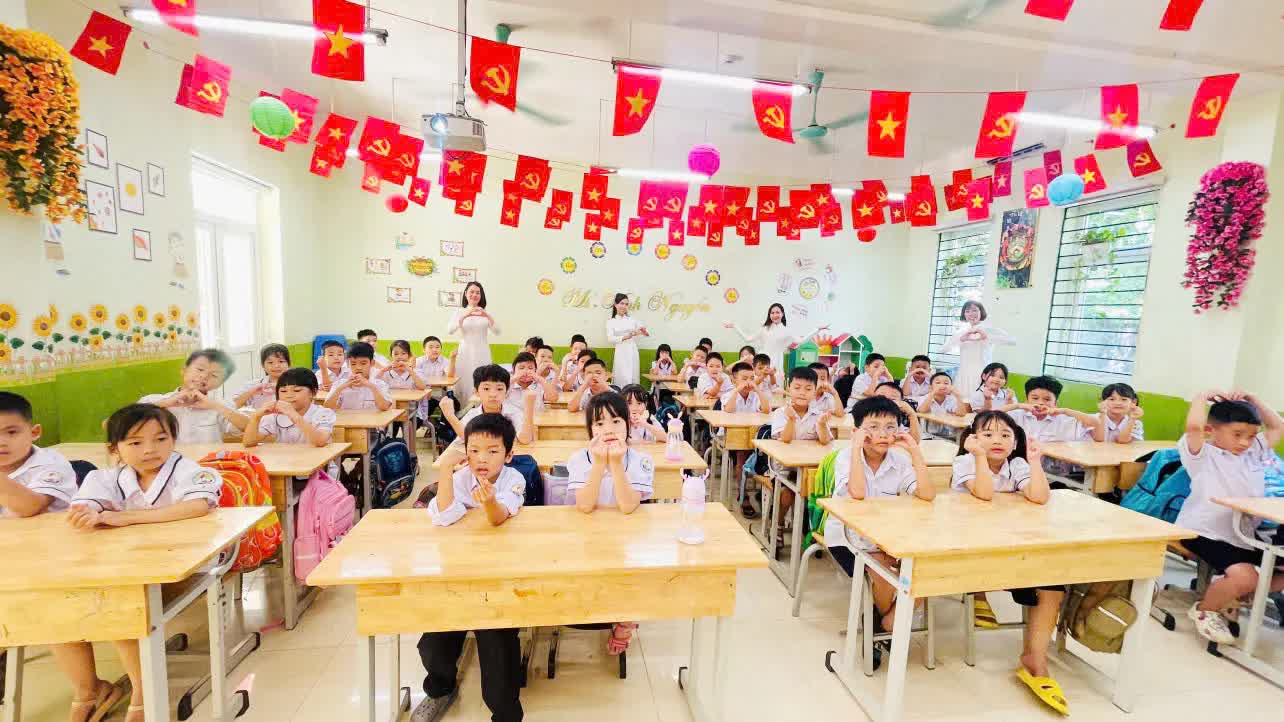 Hơn 8.000 học sinh phường Tây Tựu phấn khởi bước vào năm học mới- Ảnh 10.