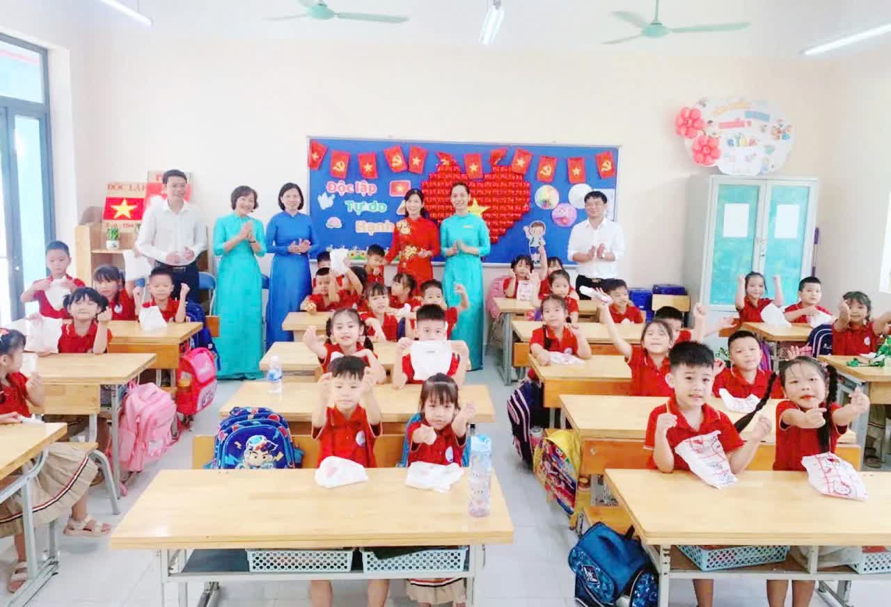Hơn 8.000 học sinh phường Tây Tựu phấn khởi bước vào năm học mới- Ảnh 8.