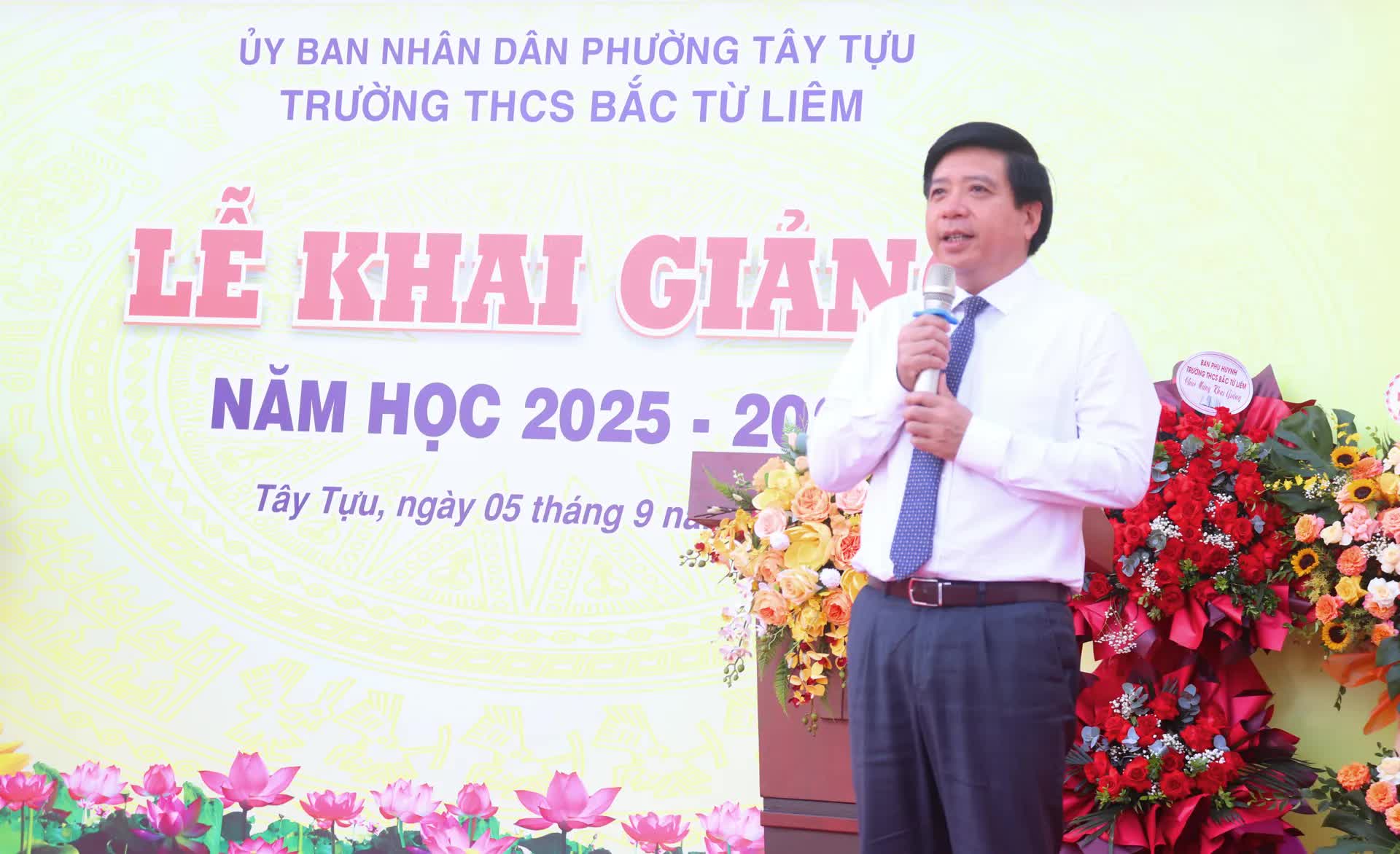 Hơn 8.000 học sinh phường Tây Tựu phấn khởi bước vào năm học mới- Ảnh 2.