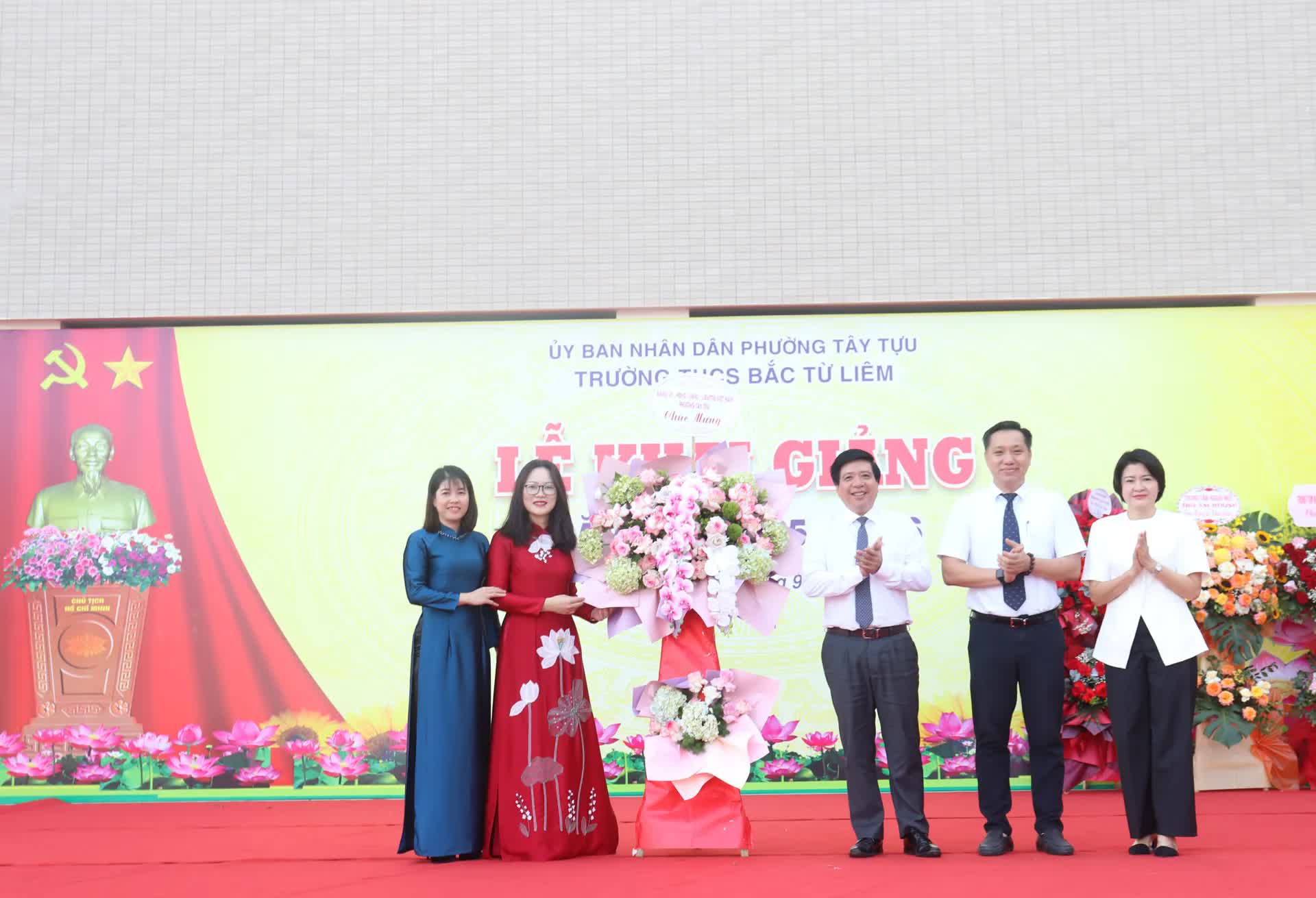 Hơn 8.000 học sinh phường Tây Tựu phấn khởi bước vào năm học mới- Ảnh 1.