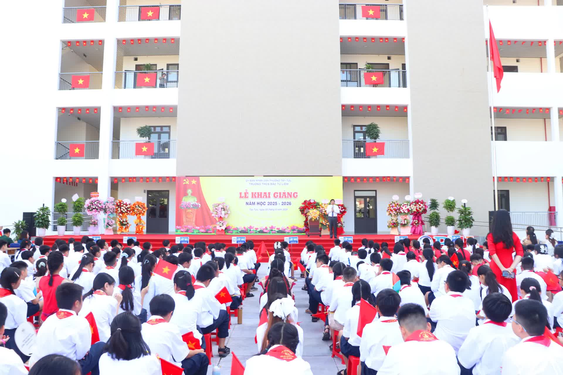 Hơn 8.000 học sinh phường Tây Tựu phấn khởi bước vào năm học mới- Ảnh 3.
