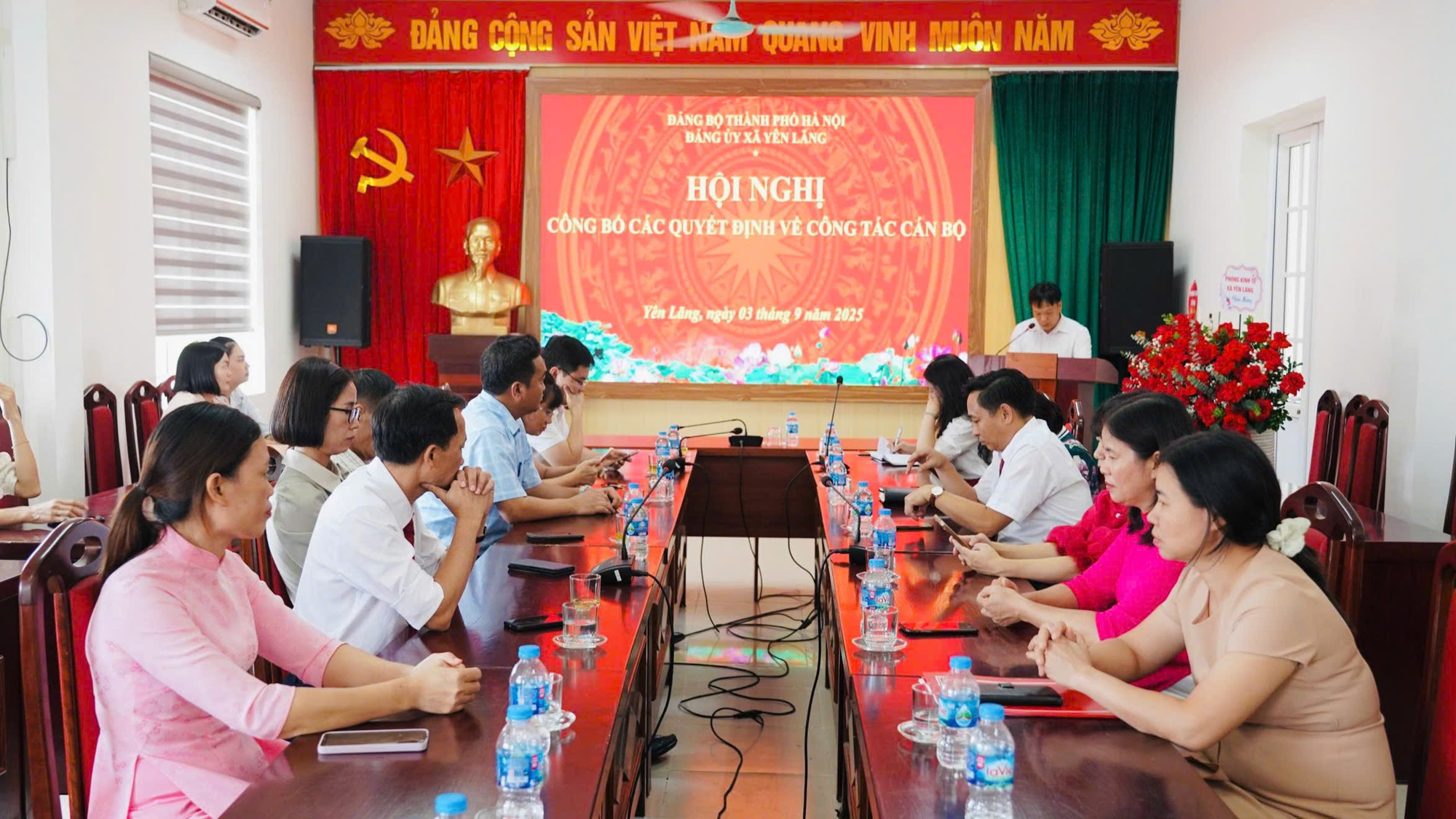 Hội nghị công bố Quyết định về công tác cán bộ tại xã Yên Lãng.- Ảnh 1.