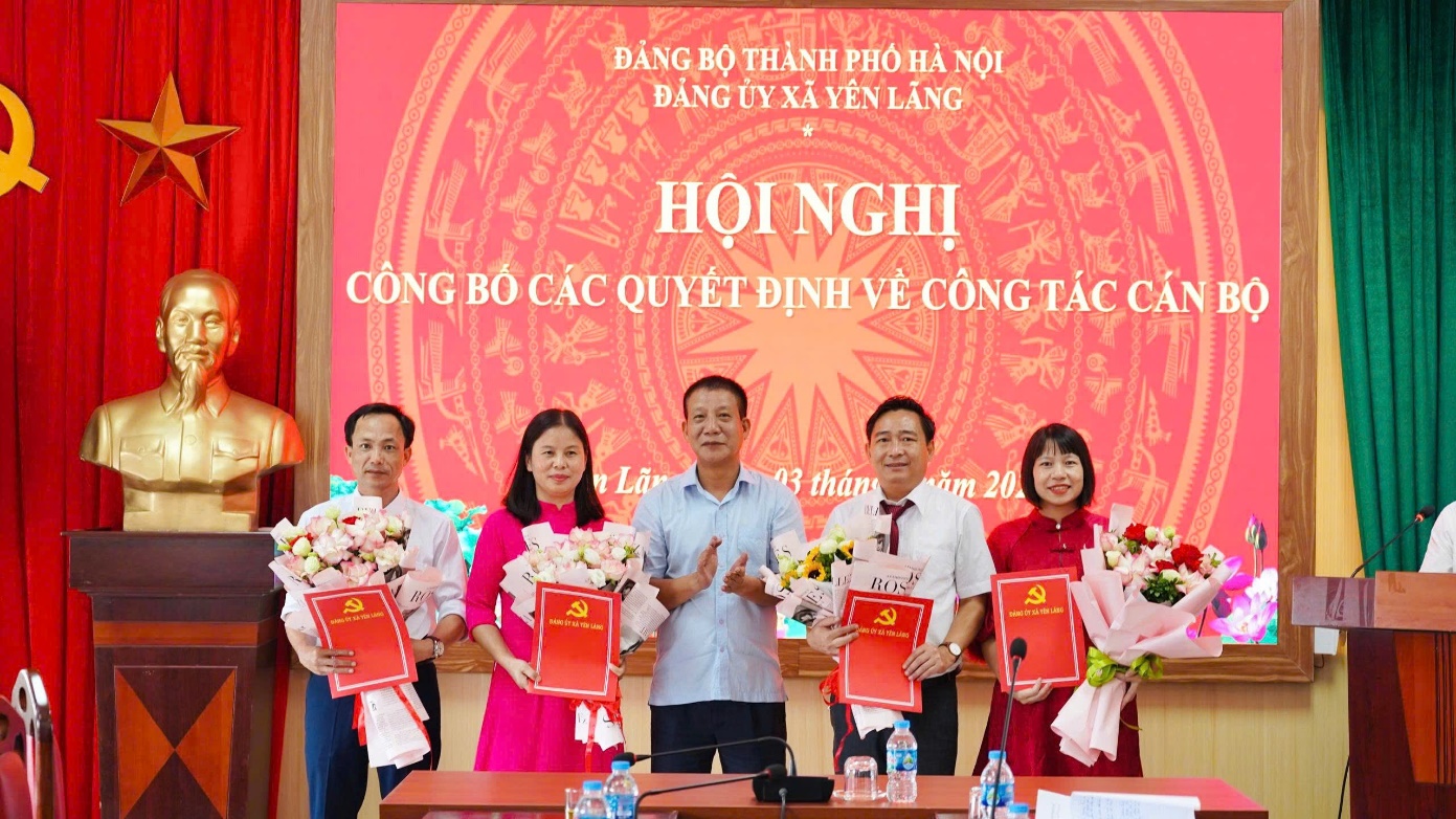 Hội nghị công bố Quyết định về công tác cán bộ tại xã Yên Lãng.- Ảnh 2.