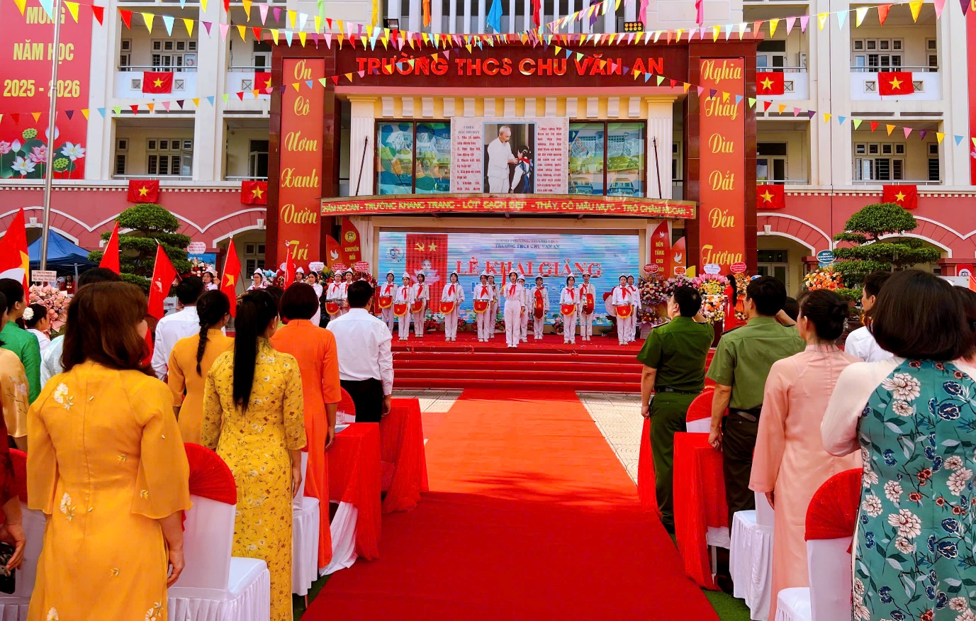 Đồng chí Nguyễn Minh Tuân - Bí thư Đảng uỷ, Chủ tịch HĐND phường Thanh Liệt dự Lễ Khai giảng năm học mới 2025 – 2026 tại trường THCS Chu Văn An- Ảnh 2.