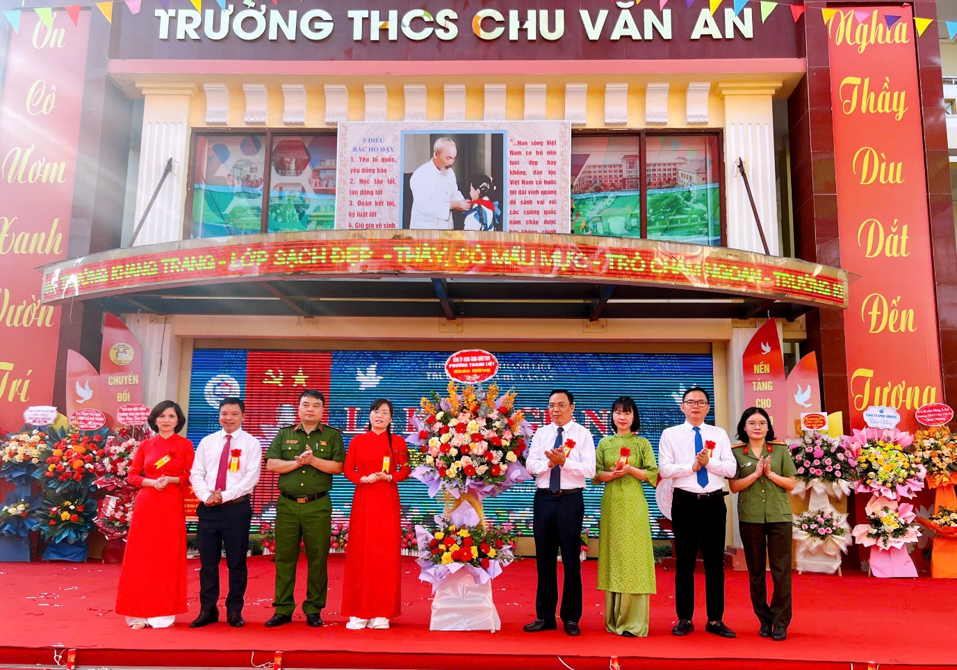 Đồng chí Nguyễn Minh Tuân - Bí thư Đảng uỷ, Chủ tịch HĐND phường Thanh Liệt dự Lễ Khai giảng năm học mới 2025 – 2026 tại trường THCS Chu Văn An- Ảnh 3.