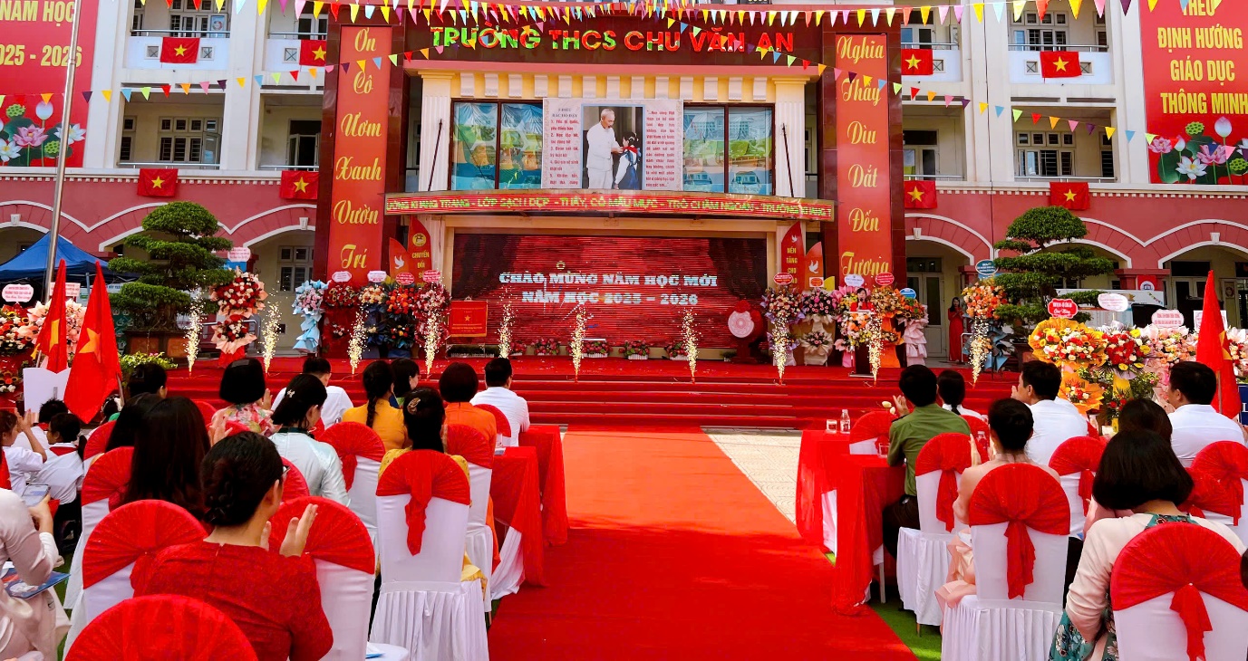 Đồng chí Nguyễn Minh Tuân - Bí thư Đảng uỷ, Chủ tịch HĐND phường Thanh Liệt dự Lễ Khai giảng năm học mới 2025 – 2026 tại trường THCS Chu Văn An- Ảnh 5.