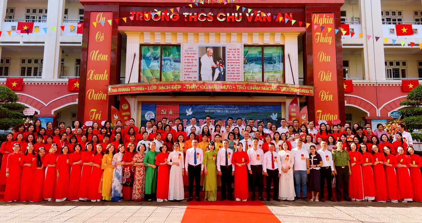 Đồng chí Nguyễn Minh Tuân - Bí thư Đảng uỷ, Chủ tịch HĐND phường Thanh Liệt dự Lễ Khai giảng năm học mới 2025 – 2026 tại trường THCS Chu Văn An- Ảnh 10.