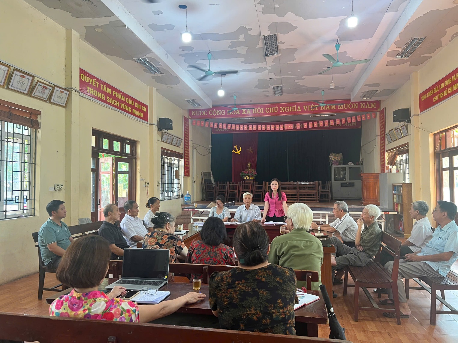 Các đồng chí thường trực, BTV Đảng ủy, BCH Đảng bộ xã Sơn Đồng dự sinh hoạt tại các Chi bộ thôn- Ảnh 1.