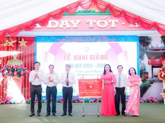 Trường Trung học cơ sở Tân Lập khai giảng năm học mới.- Ảnh 1.