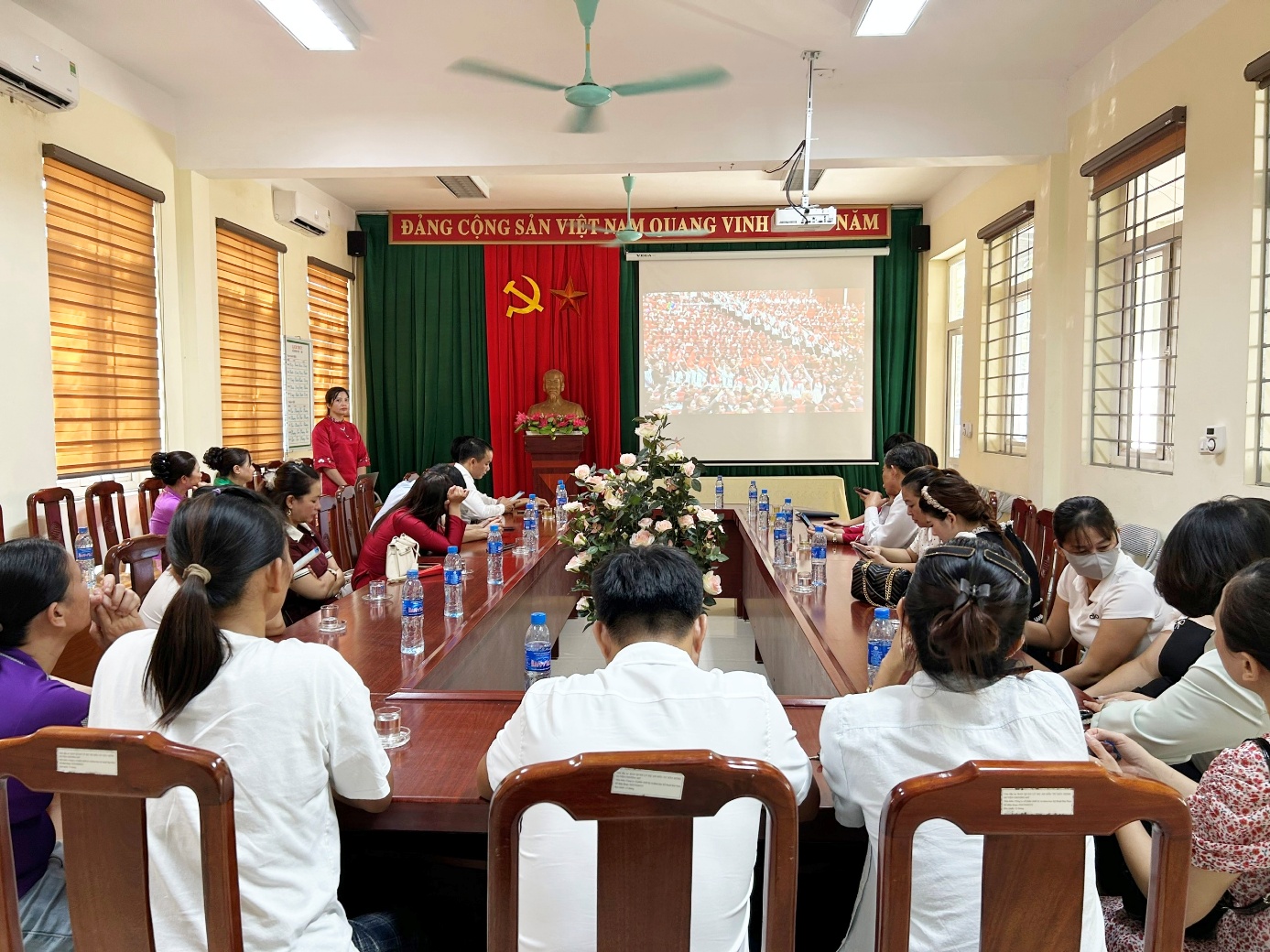 Đồng chí Phó bí thư Thường trực Đảng ủy Lê Thị Hạnh dự Lễ khai giảng năm học mới tại Trường Tiểu học Hợp Đồng- Ảnh 11.