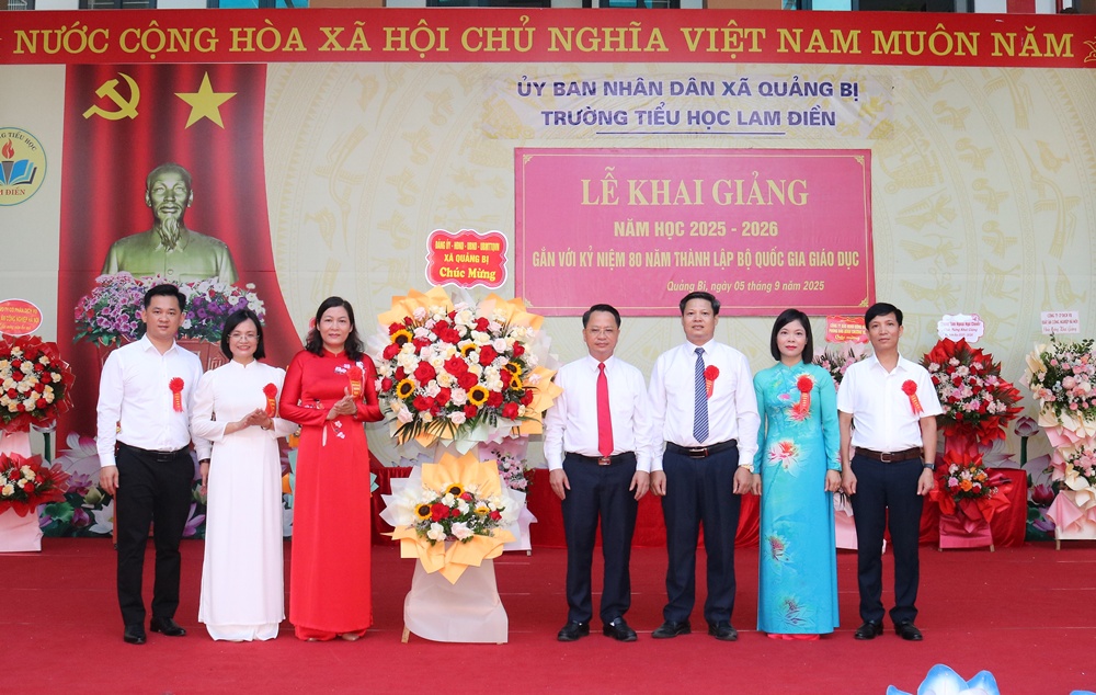 Đồng chí Chủ tịch UBND xã Quảng Bị Bùi Mạnh Thắng dự khai giảng tại trường Tiểu học Lam Điền- Ảnh 1.