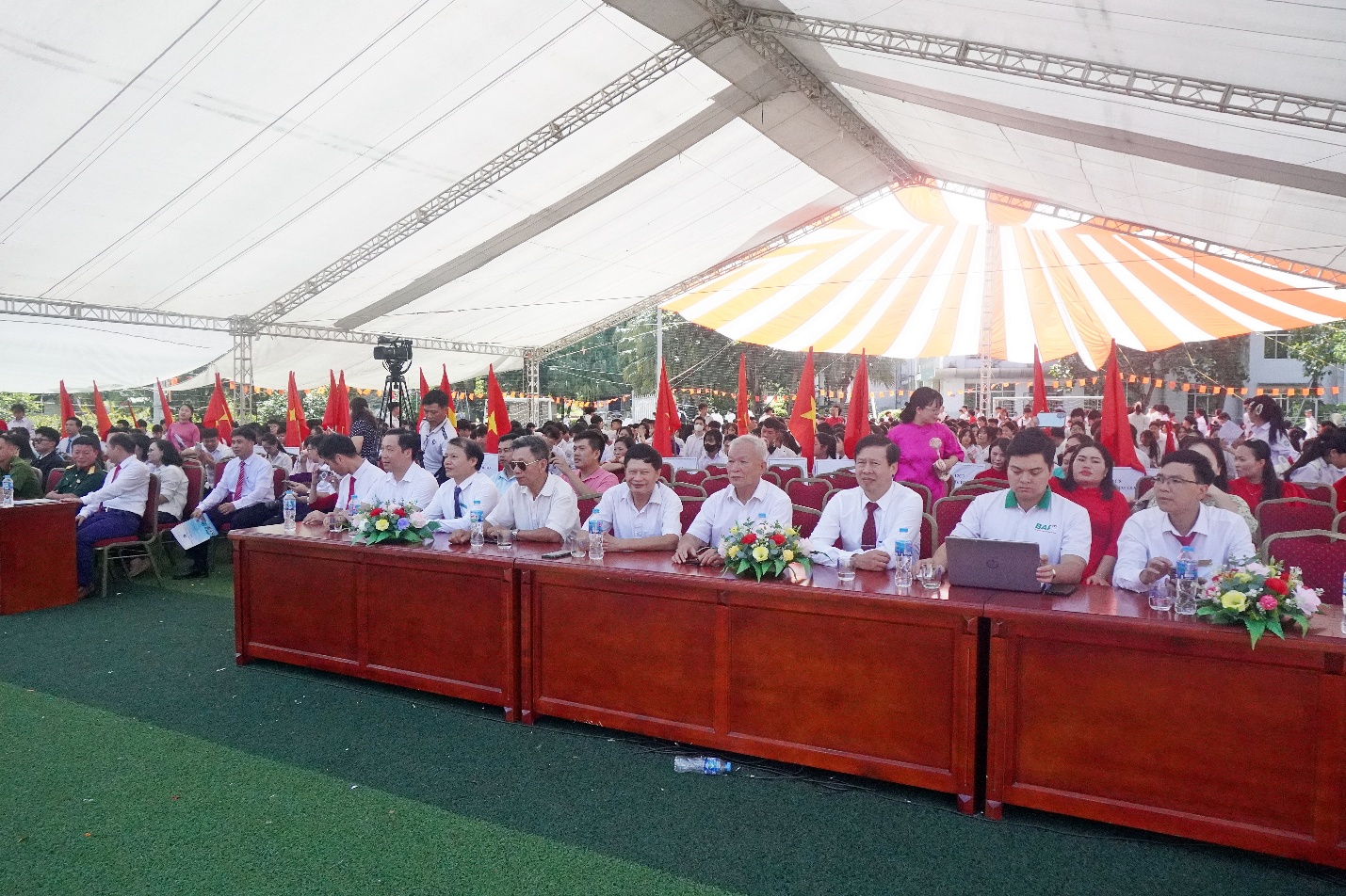 Đồng chí Chủ tịch UBND xã Nguyễn Anh Đức tặng hoa chúc mừng thầy và trò trường Cao đẳng cộng đồng Hà Tây- Ảnh 1.