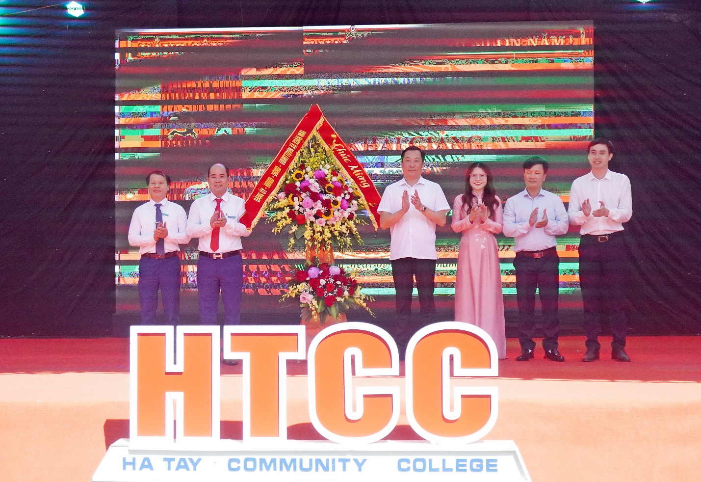 Đồng chí Chủ tịch UBND xã Nguyễn Anh Đức tặng hoa chúc mừng thầy và trò trường Cao đẳng cộng đồng Hà Tây- Ảnh 2.