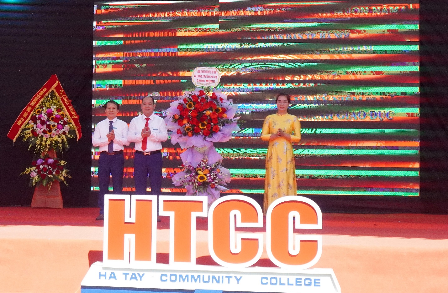 Đồng chí Chủ tịch UBND xã Nguyễn Anh Đức tặng hoa chúc mừng thầy và trò trường Cao đẳng cộng đồng Hà Tây- Ảnh 3.