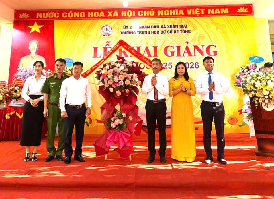 Đồng chí Phùng Xuân Hải - Chủ tịch Ủy ban MTTQ Việt Nam xã dự lễ khai giảng tại trường THCS Bê Tông- Ảnh 1.