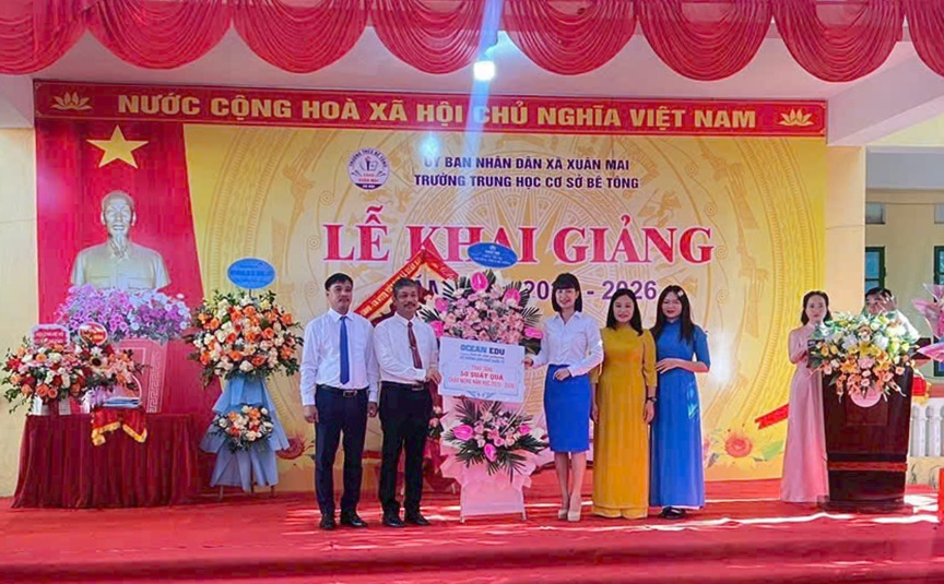 Đồng chí Phùng Xuân Hải - Chủ tịch Ủy ban MTTQ Việt Nam xã dự lễ khai giảng tại trường THCS Bê Tông- Ảnh 2.