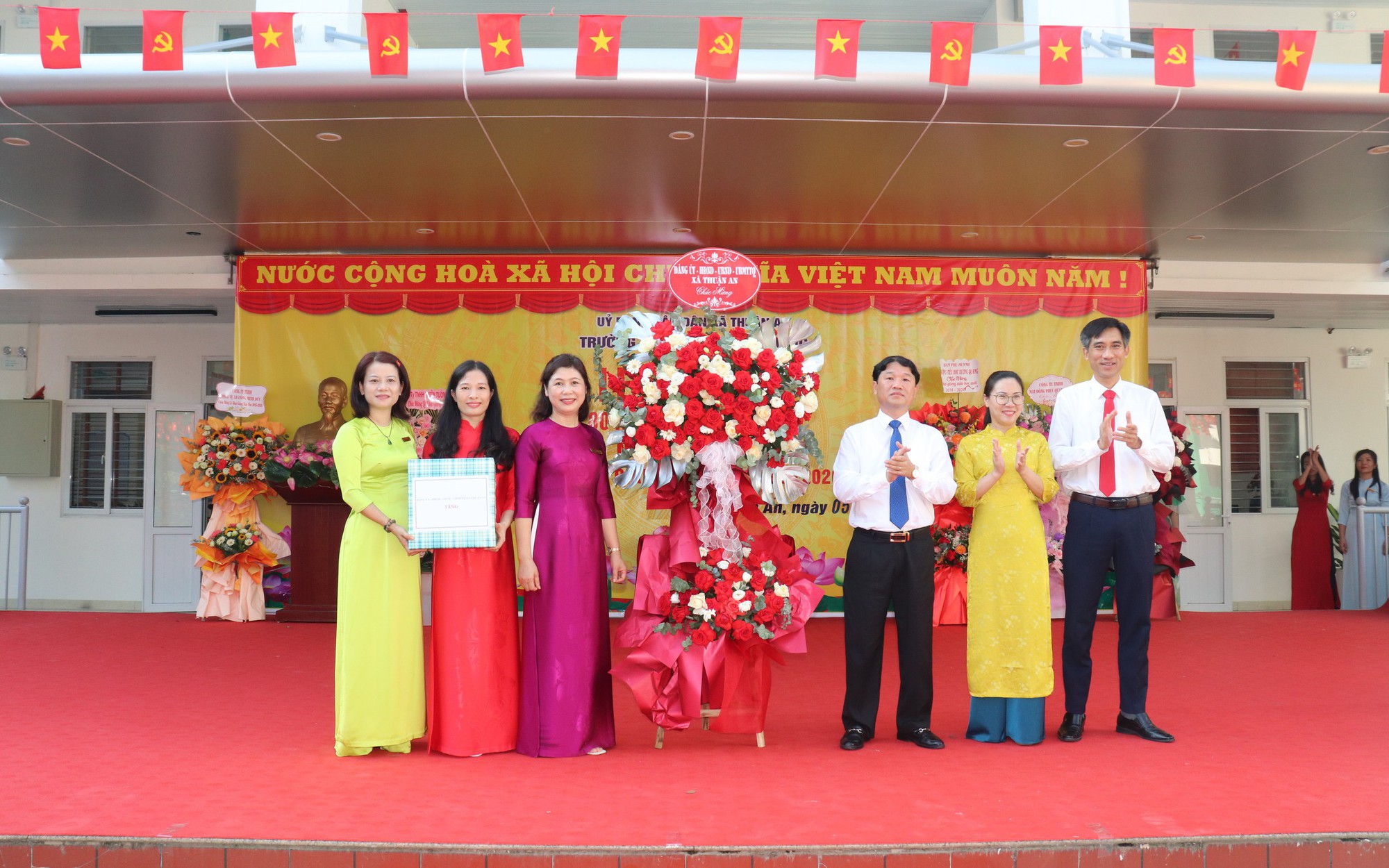 Hơn 15.700 học sinh Thuận An hân hoan chào đón năm học mới