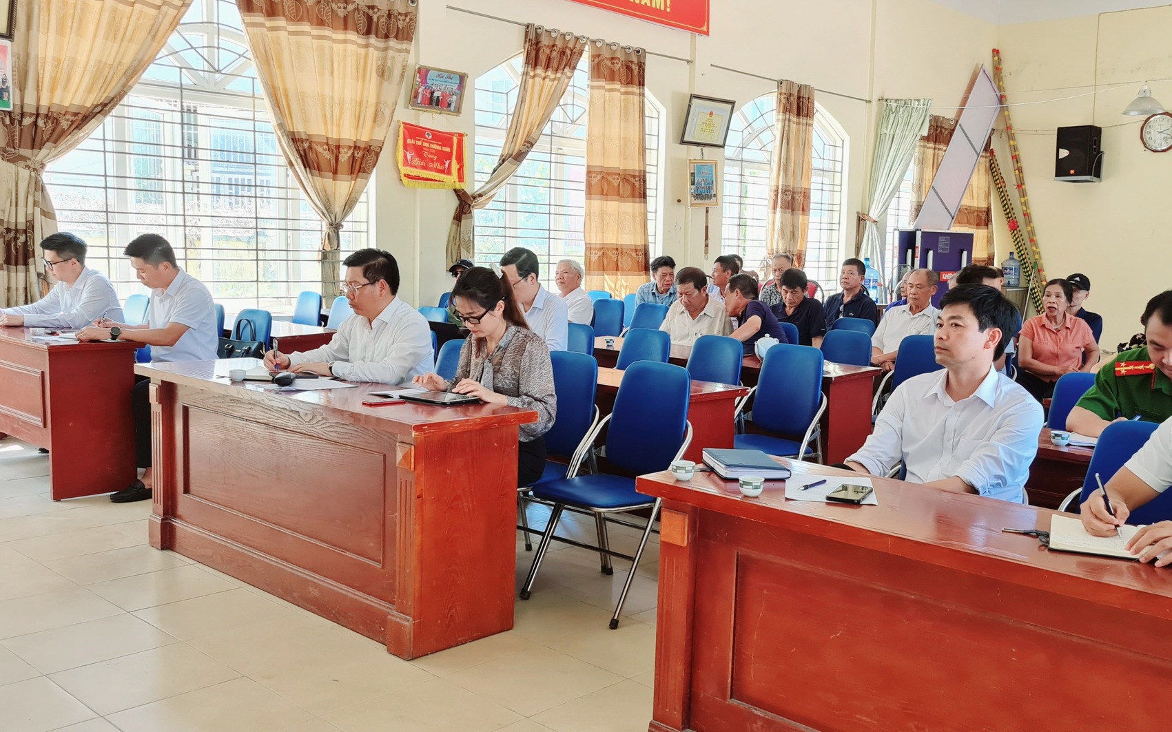 CÁC ĐỒNG CHÍ THƯỜNG TRỰC ĐẢNG ỦY XÃ QUỐC OAI DỰ SINH HOẠT CHI BỘ CÁC THÔN