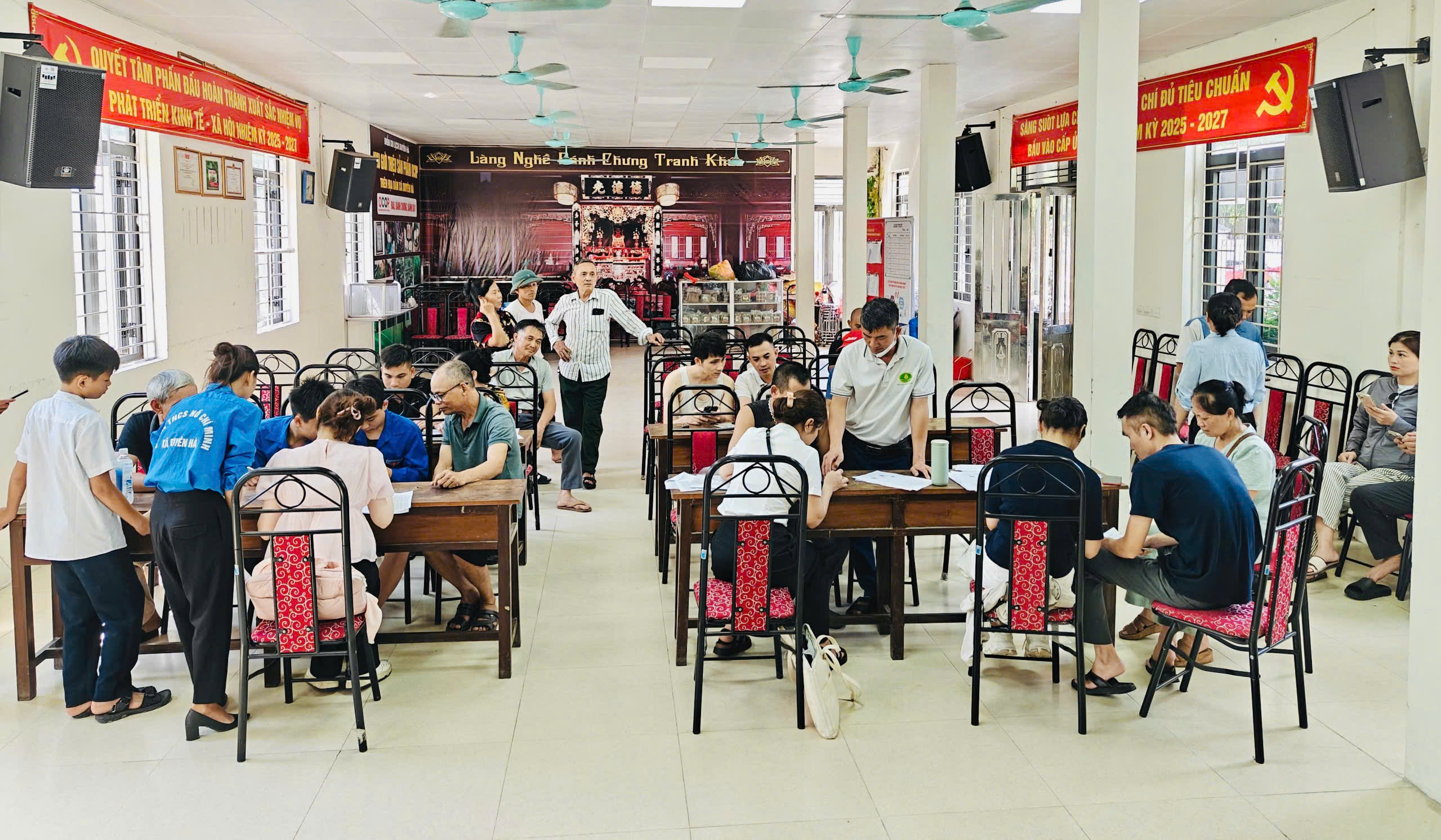 Nam Phù tích cực hỗ trợ người dân cài đặt, sử dụng Etax Mobile nộp thuế sử dụng đất phi nông nghiệp
