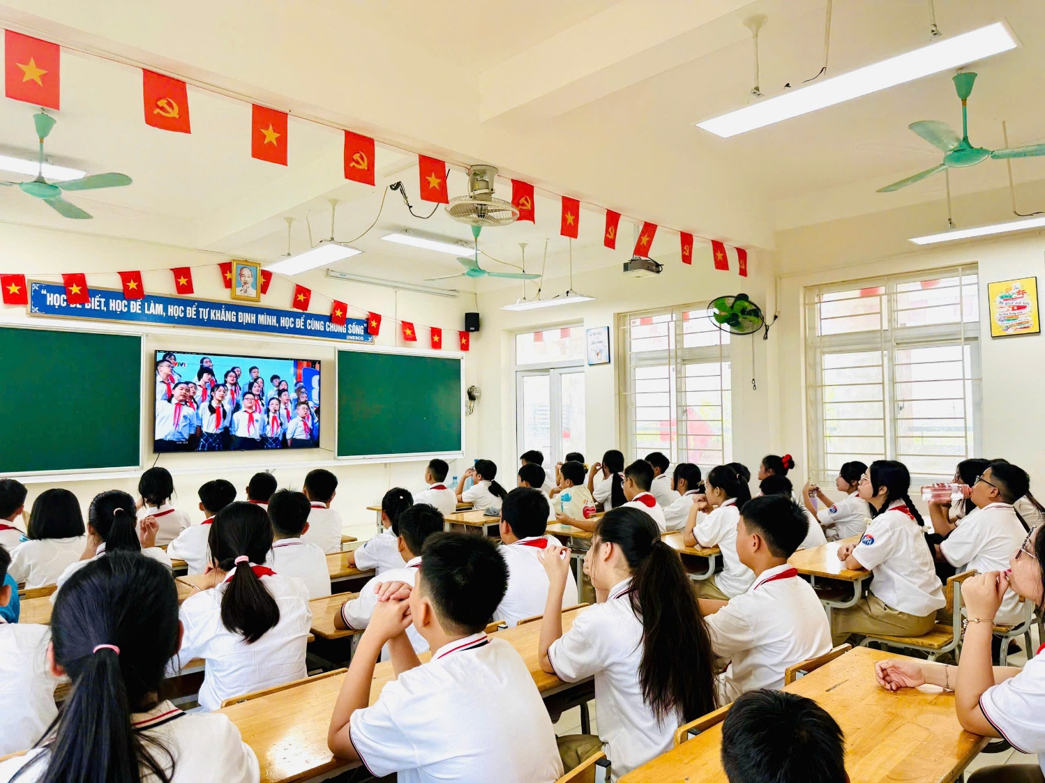Đồng chí Nguyễn Đăng Sơn - Phó Bí thư Thường trực Đảng ủy dự khai giảng tại trường THCS Nguyễn Văn Huyên- Ảnh 1.
