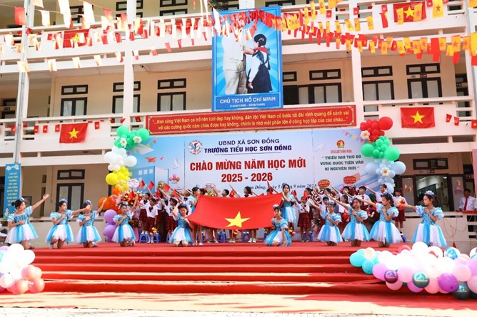 Đồng chí Bí thư Đảng ủy xã Nguyễn Trúc Anh dự khai giảng tại trường Tiểu học Sơn Đồng- Ảnh 2.