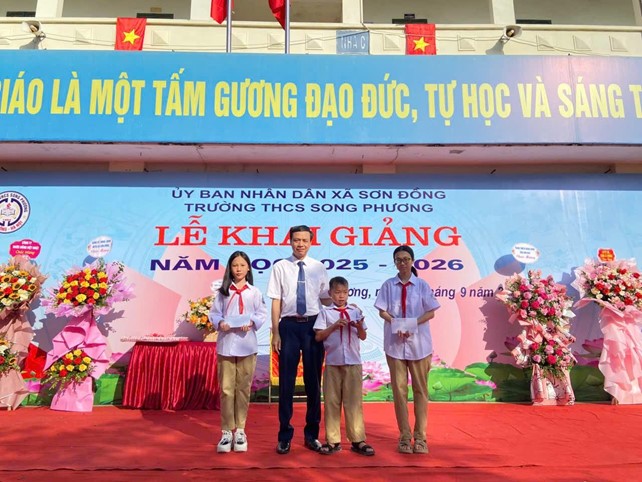 Gần 15.000 học sinh xã Sơn Đồng dự Lễ khai giảng đặc biệt- Ảnh 15.