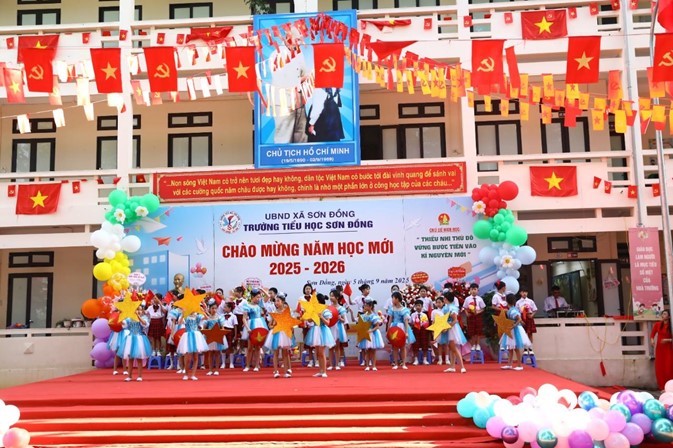 Đồng chí Bí thư Đảng ủy xã Nguyễn Trúc Anh dự khai giảng tại trường Tiểu học Sơn Đồng- Ảnh 3.