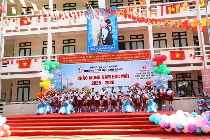 Đồng chí Bí thư Đảng ủy xã Nguyễn Trúc Anh dự khai giảng tại trường Tiểu học Sơn Đồng- Ảnh 4.