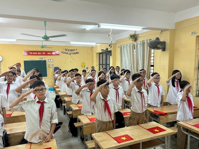 Đồng chí Nguyễn Đăng Sơn - Phó Bí thư Thường trực Đảng ủy dự khai giảng tại trường THCS Nguyễn Văn Huyên- Ảnh 3.