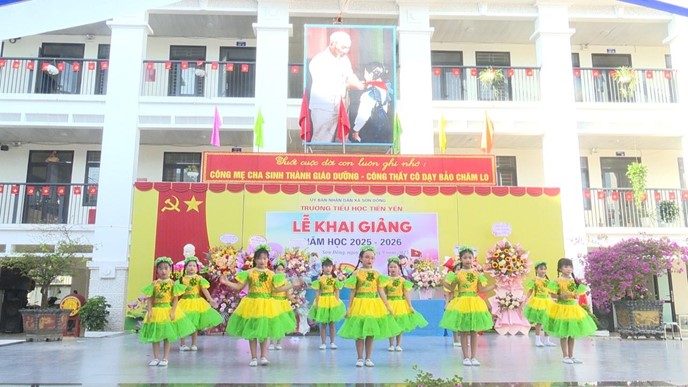 Đồng chí Phạm Gia Lộc - Phó Bí thư Đảng ủy, Chủ tịch UBND xã dự khai giảng tại trường Tiểu học Tiền Yên- Ảnh 3.