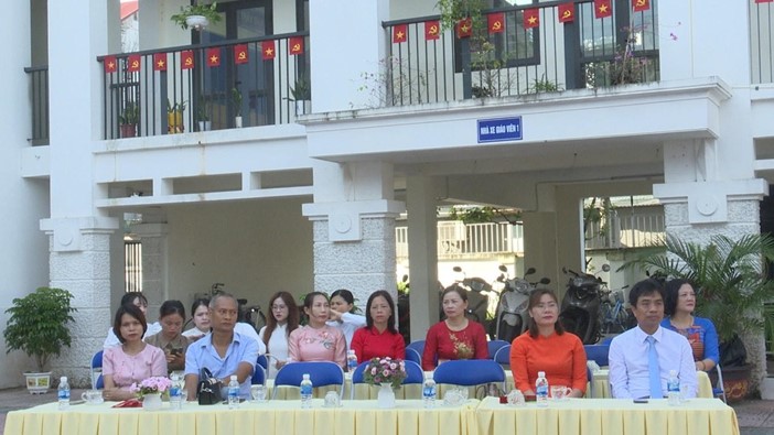 Đồng chí Phạm Gia Lộc - Phó Bí thư Đảng ủy, Chủ tịch UBND xã dự khai giảng tại trường Tiểu học Tiền Yên- Ảnh 2.