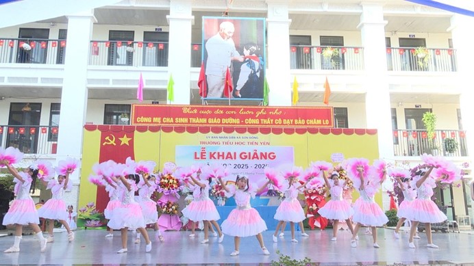 Đồng chí Phạm Gia Lộc - Phó Bí thư Đảng ủy, Chủ tịch UBND xã dự khai giảng tại trường Tiểu học Tiền Yên- Ảnh 4.