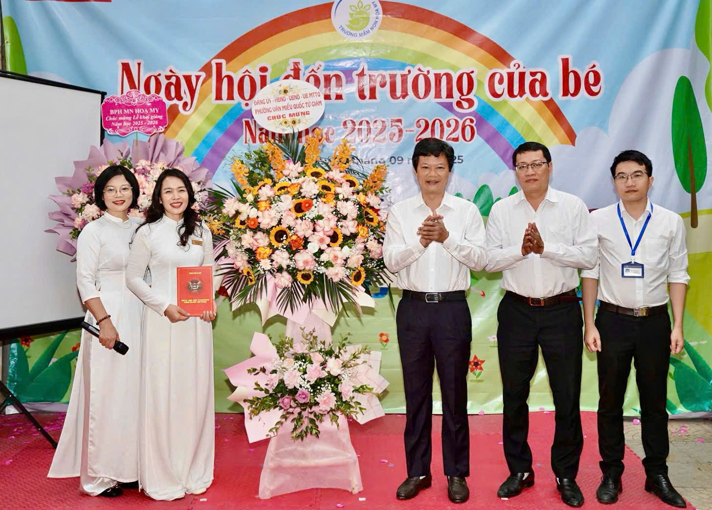 UBND PHƯỜNG VĂN MIẾU – QUỐC TỬ GIÁM CHÚC MỪNG LỄ KHAI GIẢNG NĂM HỌC 2025 – 2026 TẠI CÁC TRƯỜNG TRÊN ĐỊA BÀN- Ảnh 6.