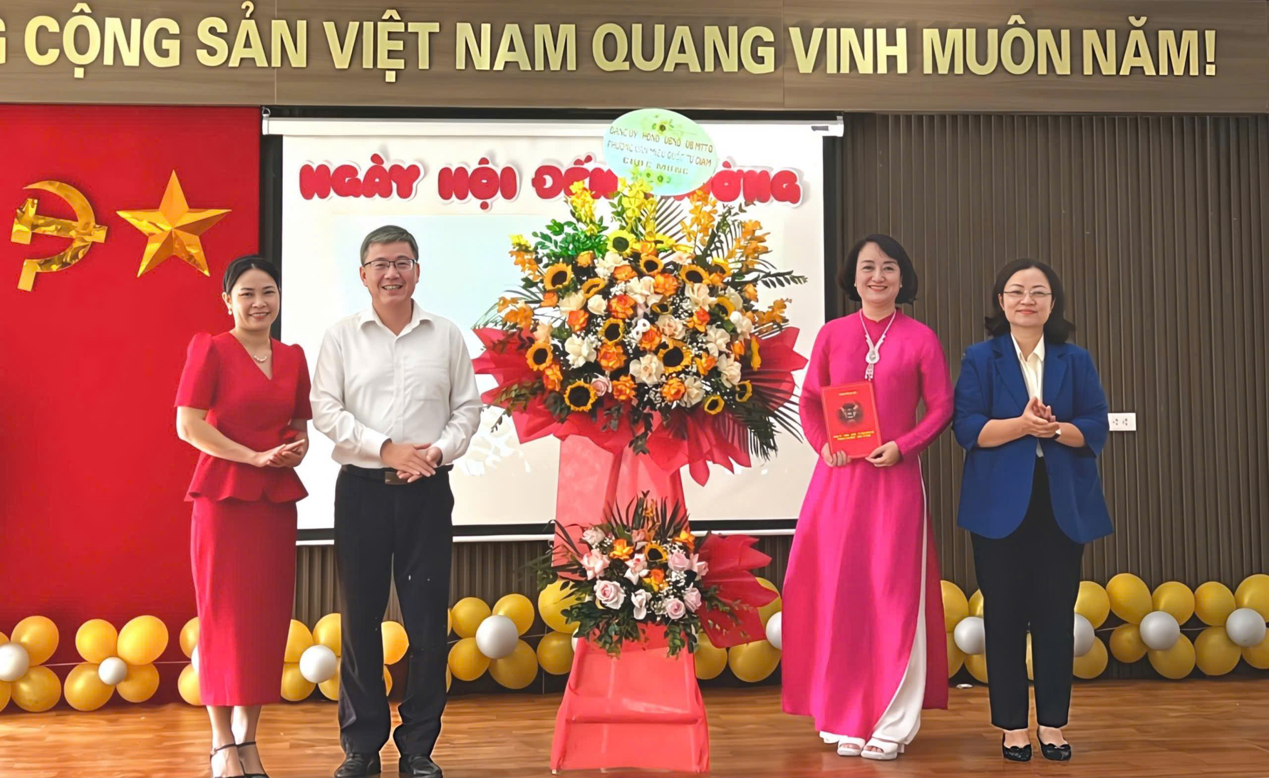 UBND PHƯỜNG VĂN MIẾU – QUỐC TỬ GIÁM CHÚC MỪNG LỄ KHAI GIẢNG NĂM HỌC 2025 – 2026 TẠI CÁC TRƯỜNG TRÊN ĐỊA BÀN- Ảnh 9.