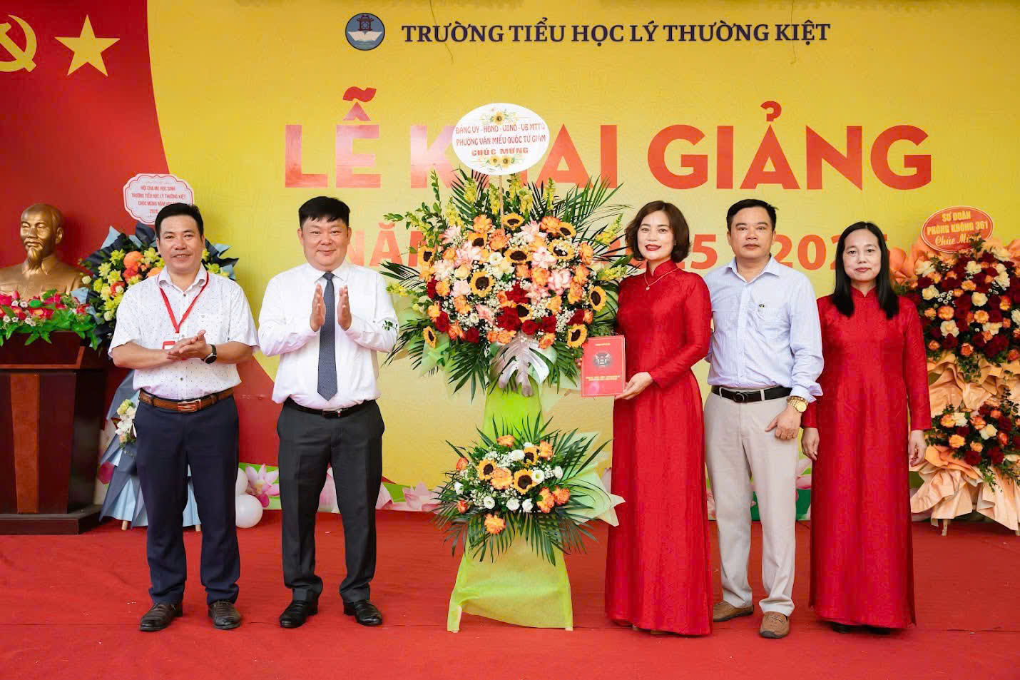 UBND PHƯỜNG VĂN MIẾU – QUỐC TỬ GIÁM CHÚC MỪNG LỄ KHAI GIẢNG NĂM HỌC 2025 – 2026 TẠI CÁC TRƯỜNG TRÊN ĐỊA BÀN- Ảnh 3.