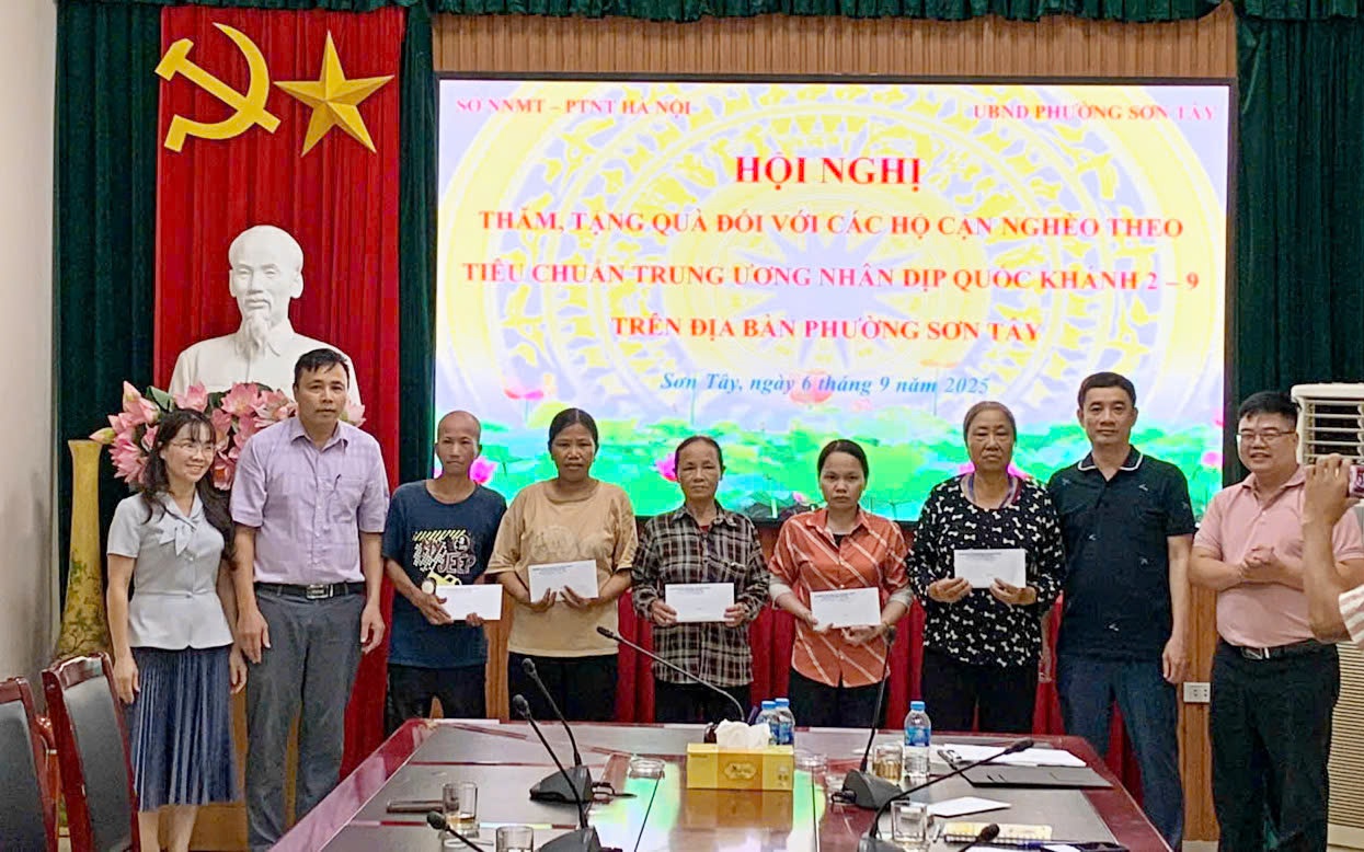 SỞ NÔNG NGHIỆP VÀ PHÁT TRIỂN NÔNG THÔN HÀ NỘI THĂM, TẶNG QUÀ HỘ NGHÈO TẠI PHƯỜNG SƠN TÂY, TÙNG THIỆN VÀ XÃ ĐOÀI PHƯƠNG