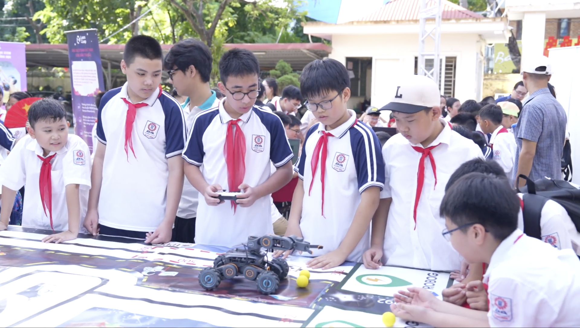 Ngày hội trải nghiệm STEM, AI và Robotics tại trường THCS Xuân Đỉnh
- Ảnh 2.