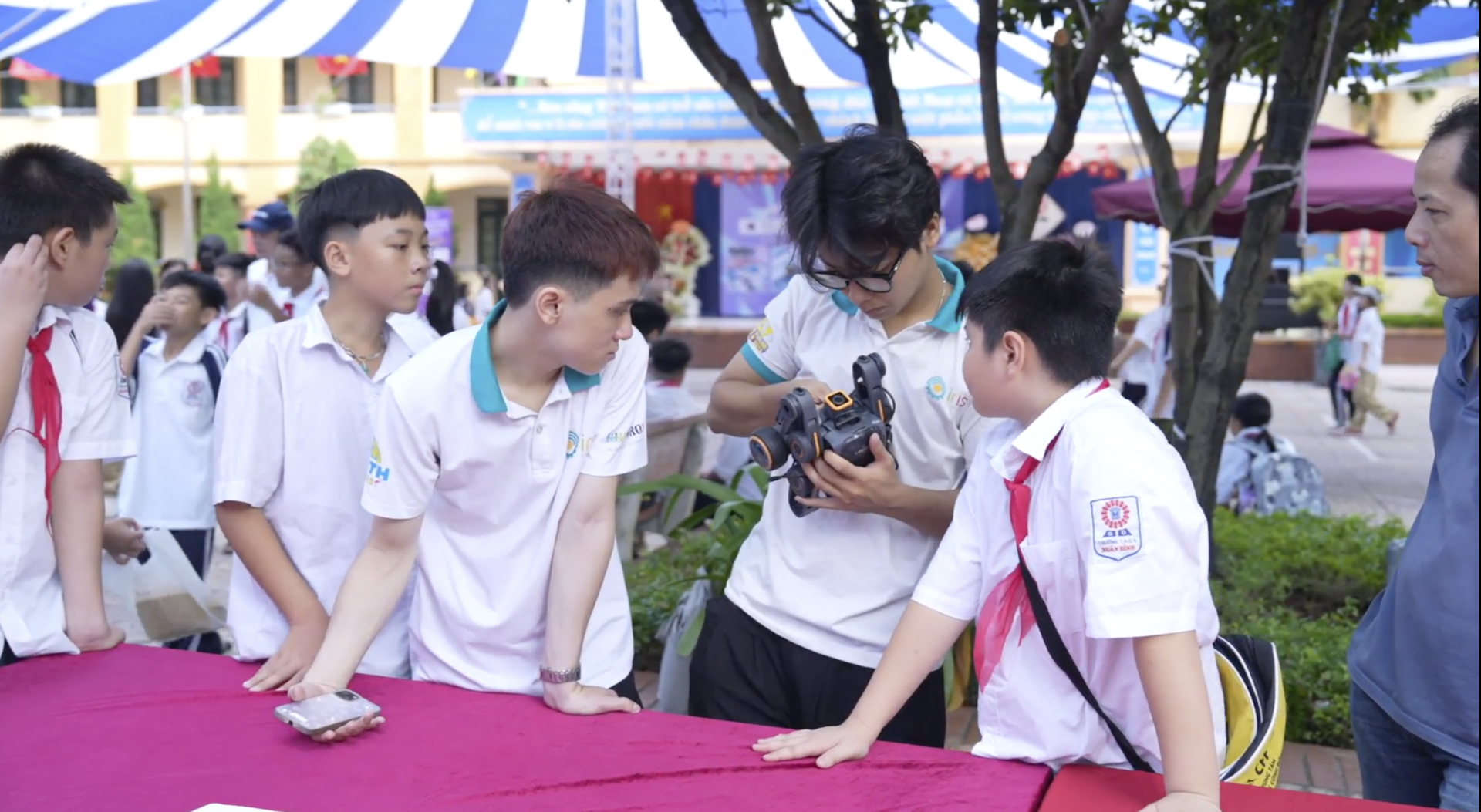 Ngày hội trải nghiệm STEM, AI và Robotics tại trường THCS Xuân Đỉnh
- Ảnh 4.