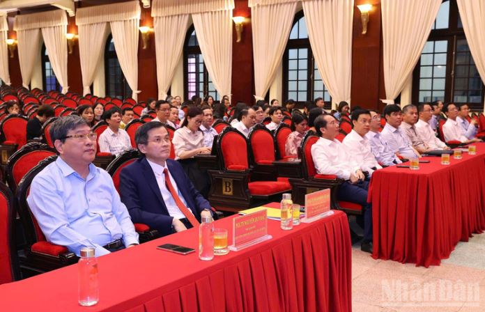 Khai giảng Lớp bồi dưỡng cập nhật kiến thức, kỹ năng đối với cán bộ lãnh đạo, quản lý cấp xã, phường, đặc khu- Ảnh 2.